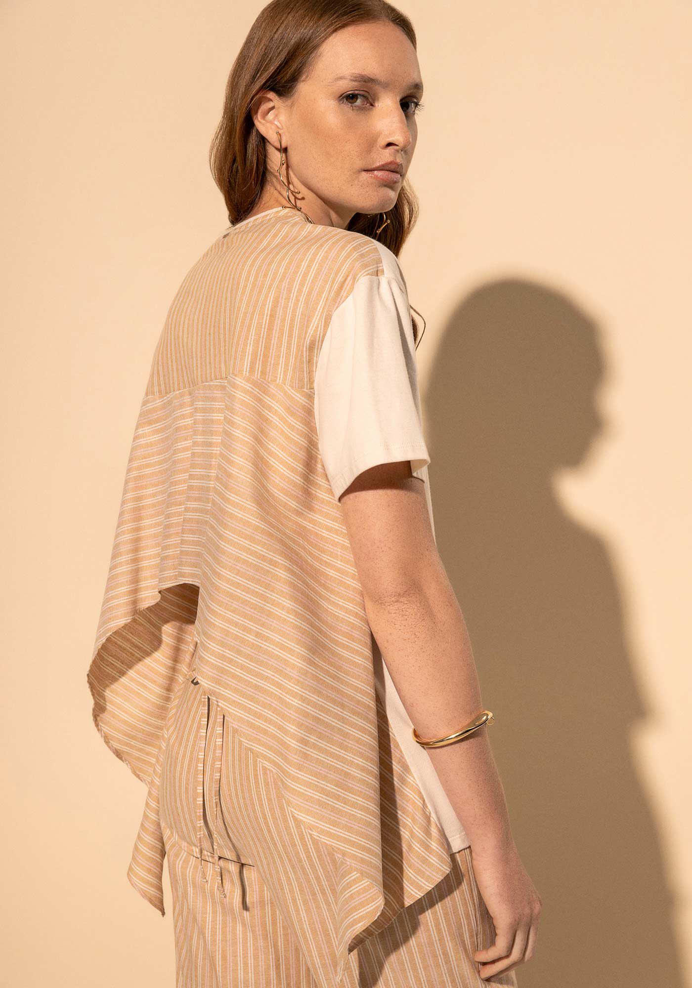 Blusa De Mangas Curtas Assim&eacute;trica Com Costas Estampadas, BEGE ALHAMBRA, large.