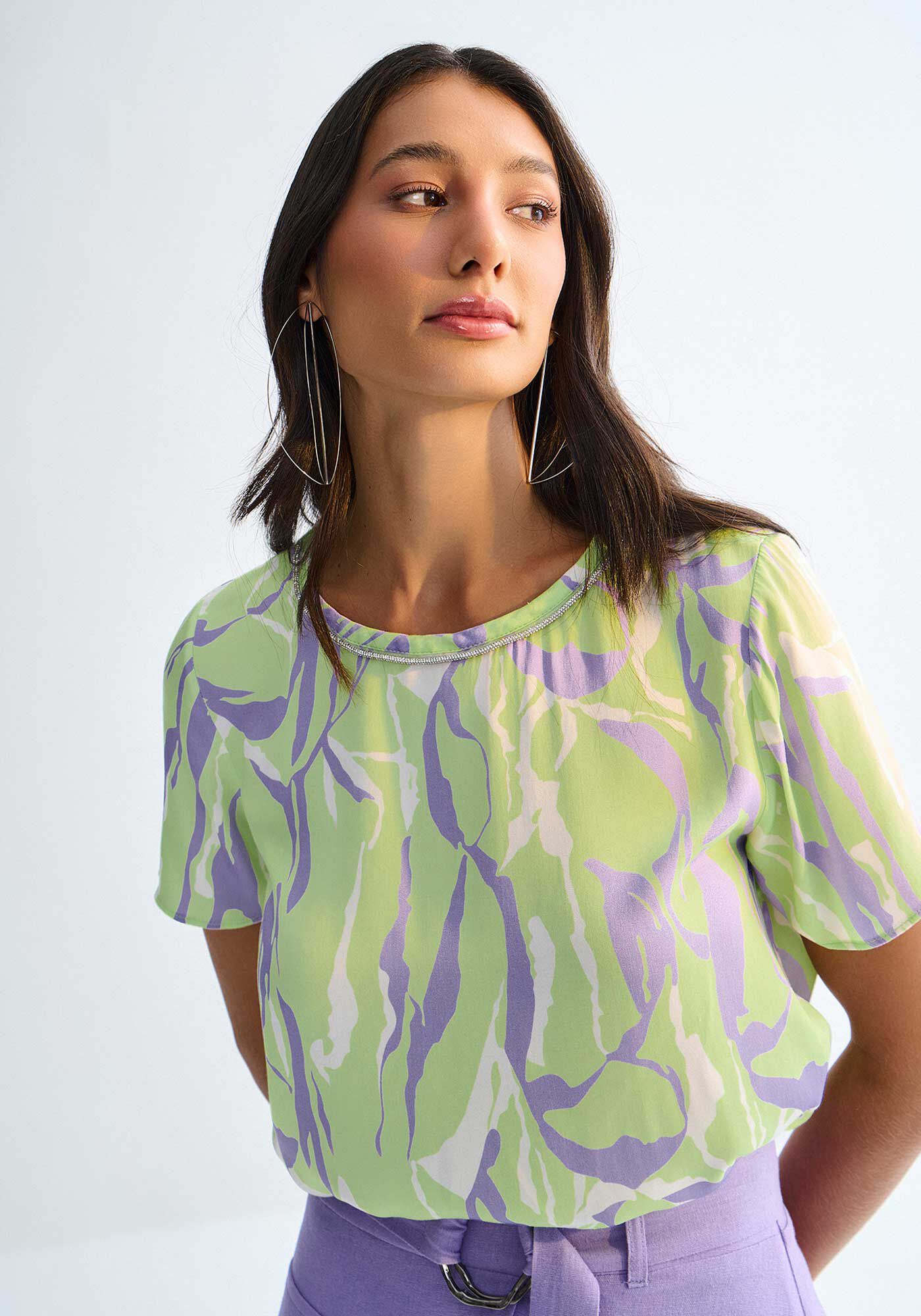 Blusa Manga Curta em Tecido Plano com Strass Decote, , large.