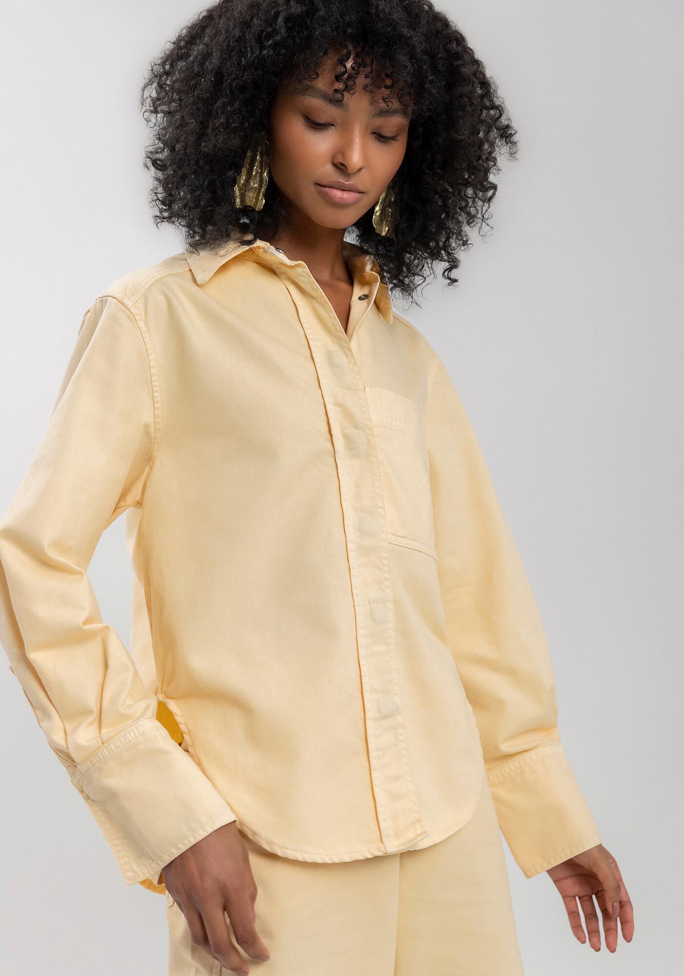 Camisa Alongada Com Bolso Frontal Em Sarja, AMARELO SEASHELL, large.