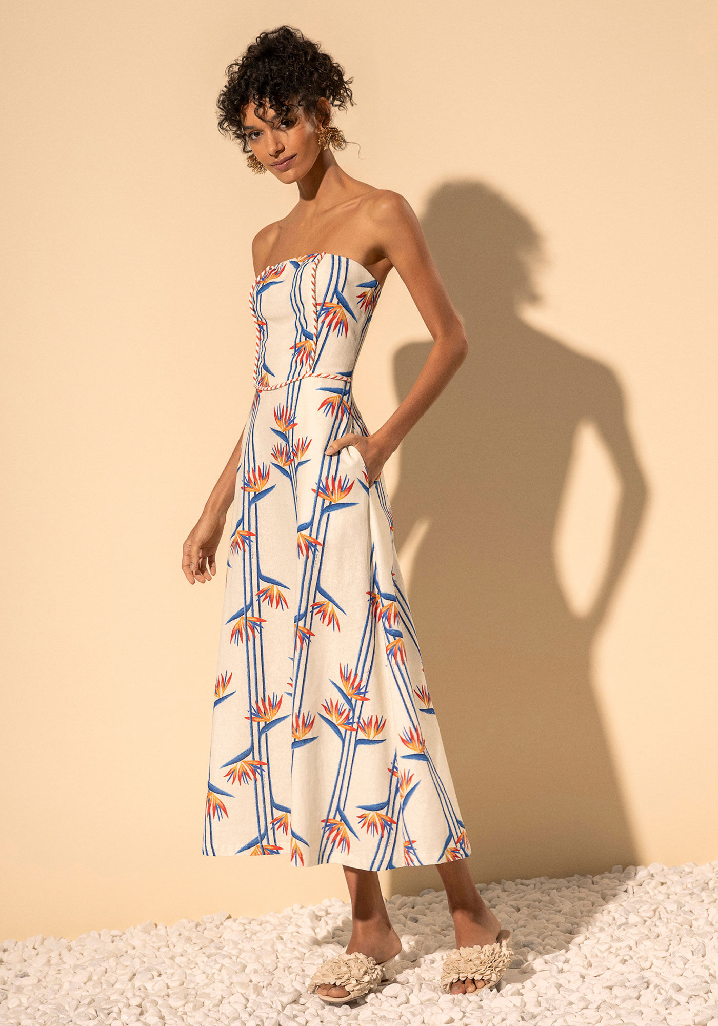 Vestido Ch&aacute; Estampado Sem Mangas Com Bolsos Laterais, STRELIZIA MAXI BEGE, large.