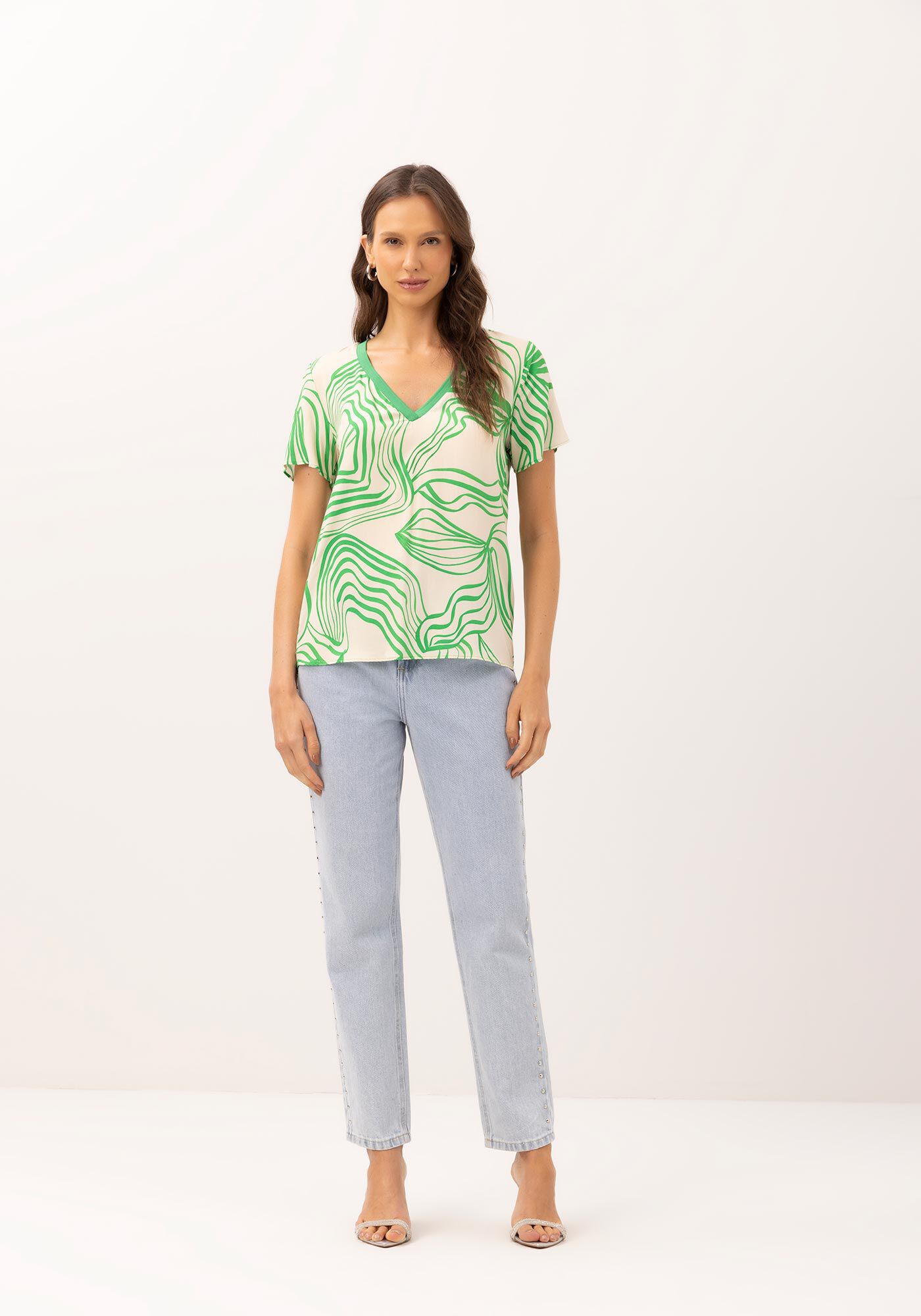 Blusa Estampada em Viscose com Decote V Retil&iacute;nea, , large.