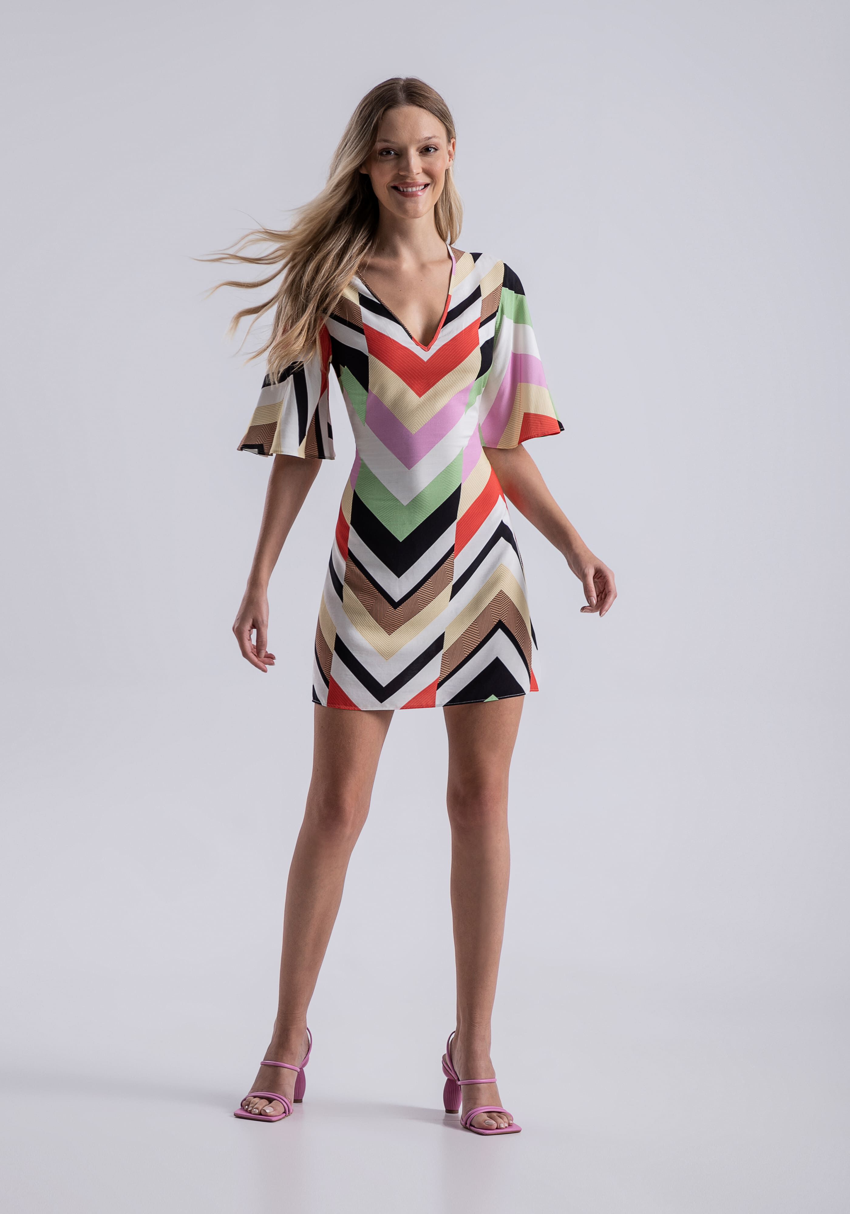 Vestido Curto Estampado em Viscose com Manga Sino, , large.