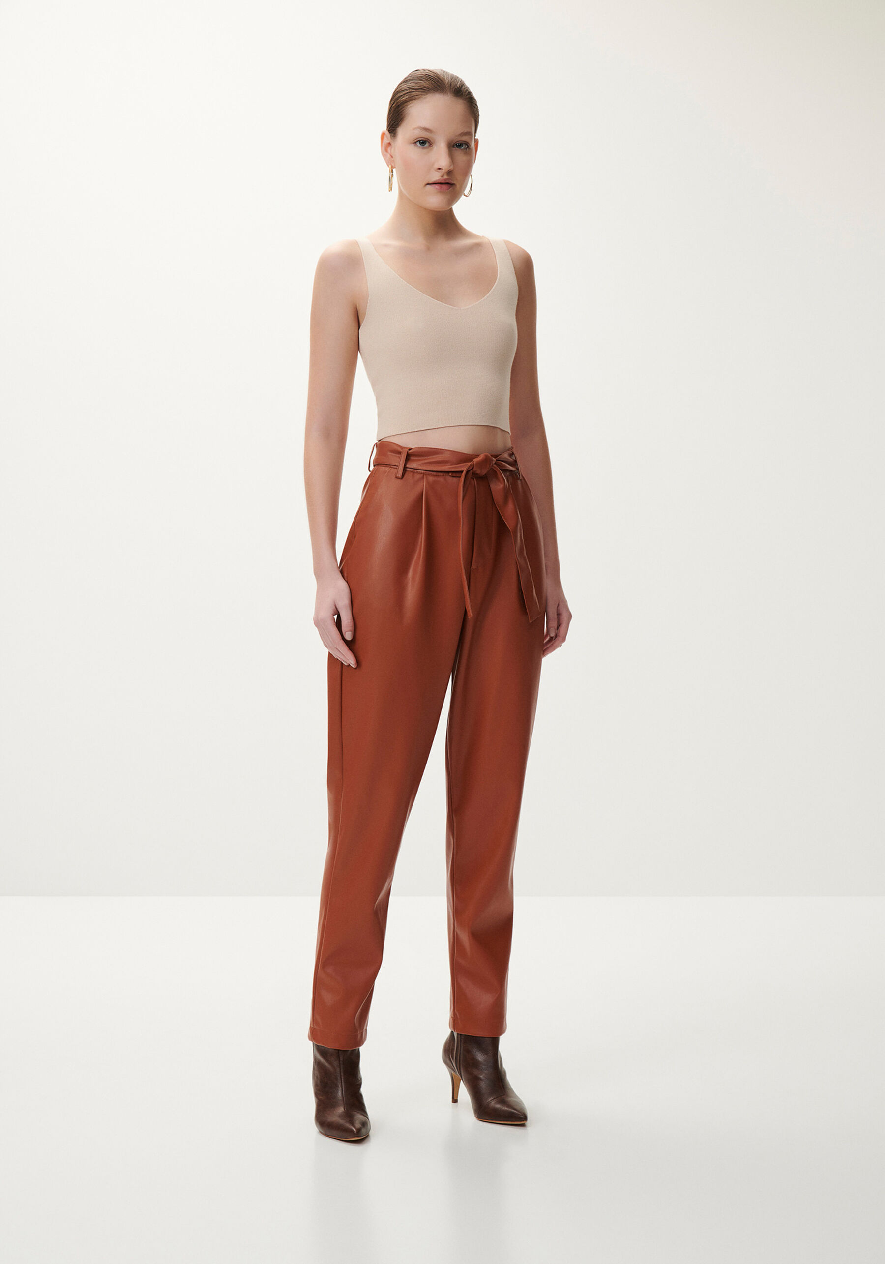 Calça Carrot PU com Cinto, . Calça Carrot PU com Cinto, , large.