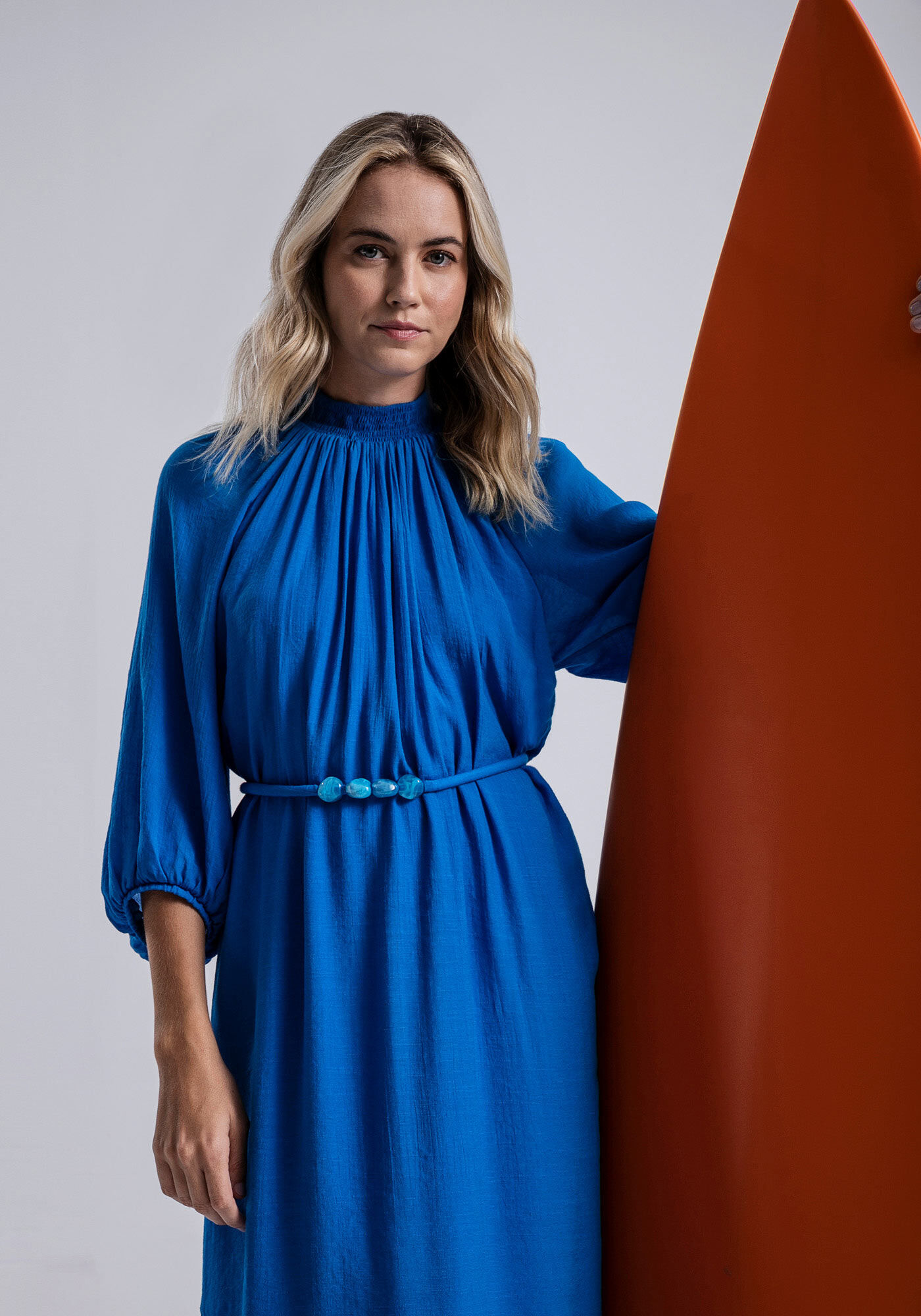 Vestido Midi em Tecido Shantung com Cinto Pedras, AZUL BAIANO, large.