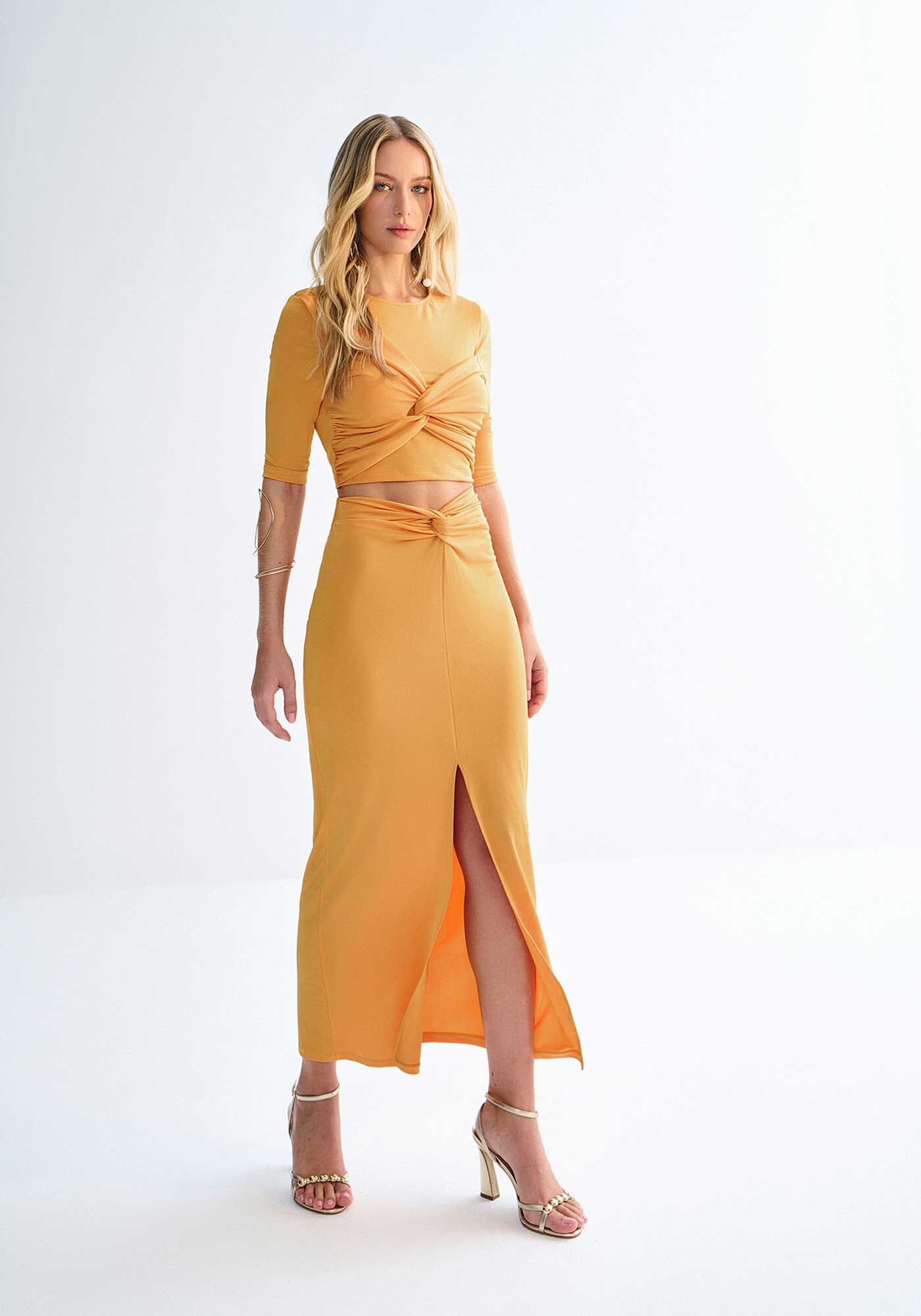 Blusa Cropped em Malha Fria com Recorte Tor&ccedil;&atilde;o Franzido, AMARELO SAVANNAH, large.