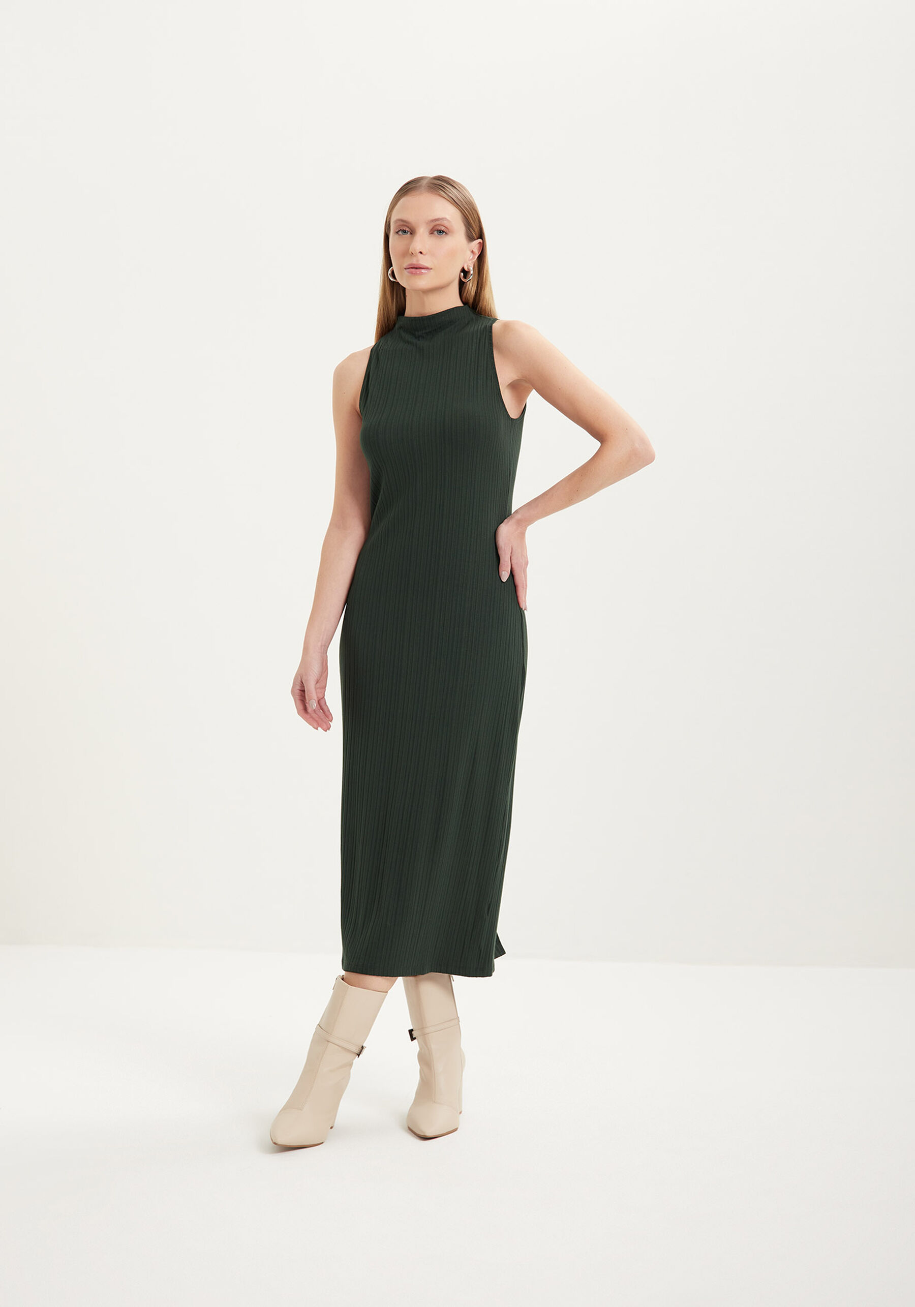 Vestido Midi Básico Em Malha Canelada De Viscose, VERDE COOPER. Vestido Midi Básico Em Malha Canelada De Viscose, VERDE COOPER, large.