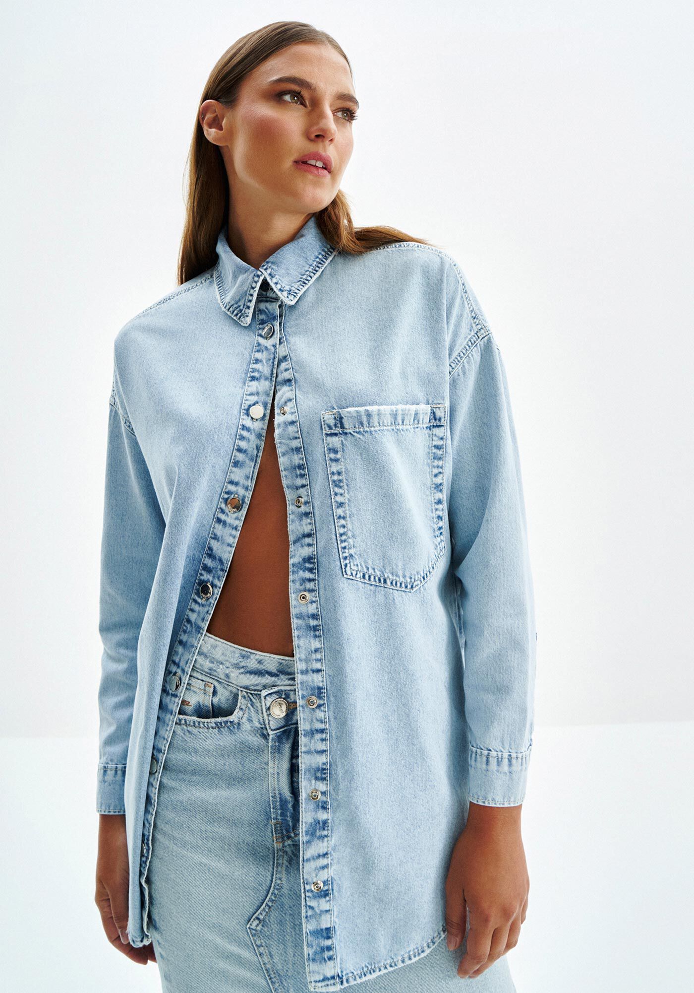 Camisas Jeans pecas exclusivas com bordados e pingentes