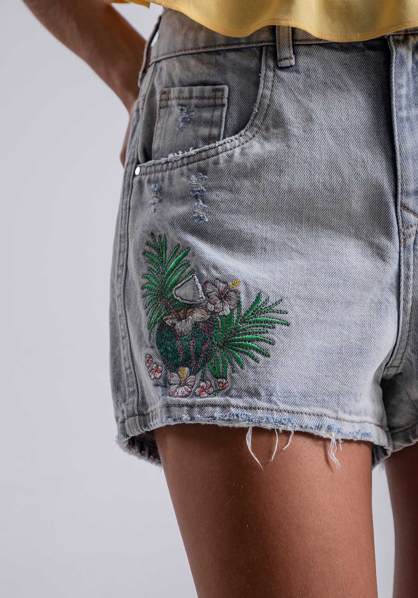 Shorts Jeans Rio Cintura M&eacute;dia com Bordado, , large.