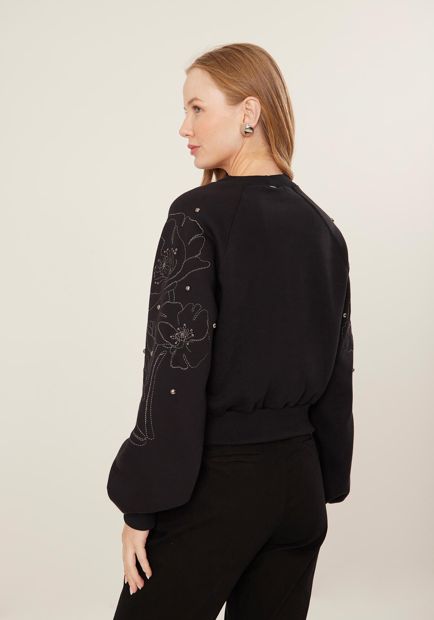 Blus&atilde;o Cropped Em Moletom Com Mangas Bordadas, , large.