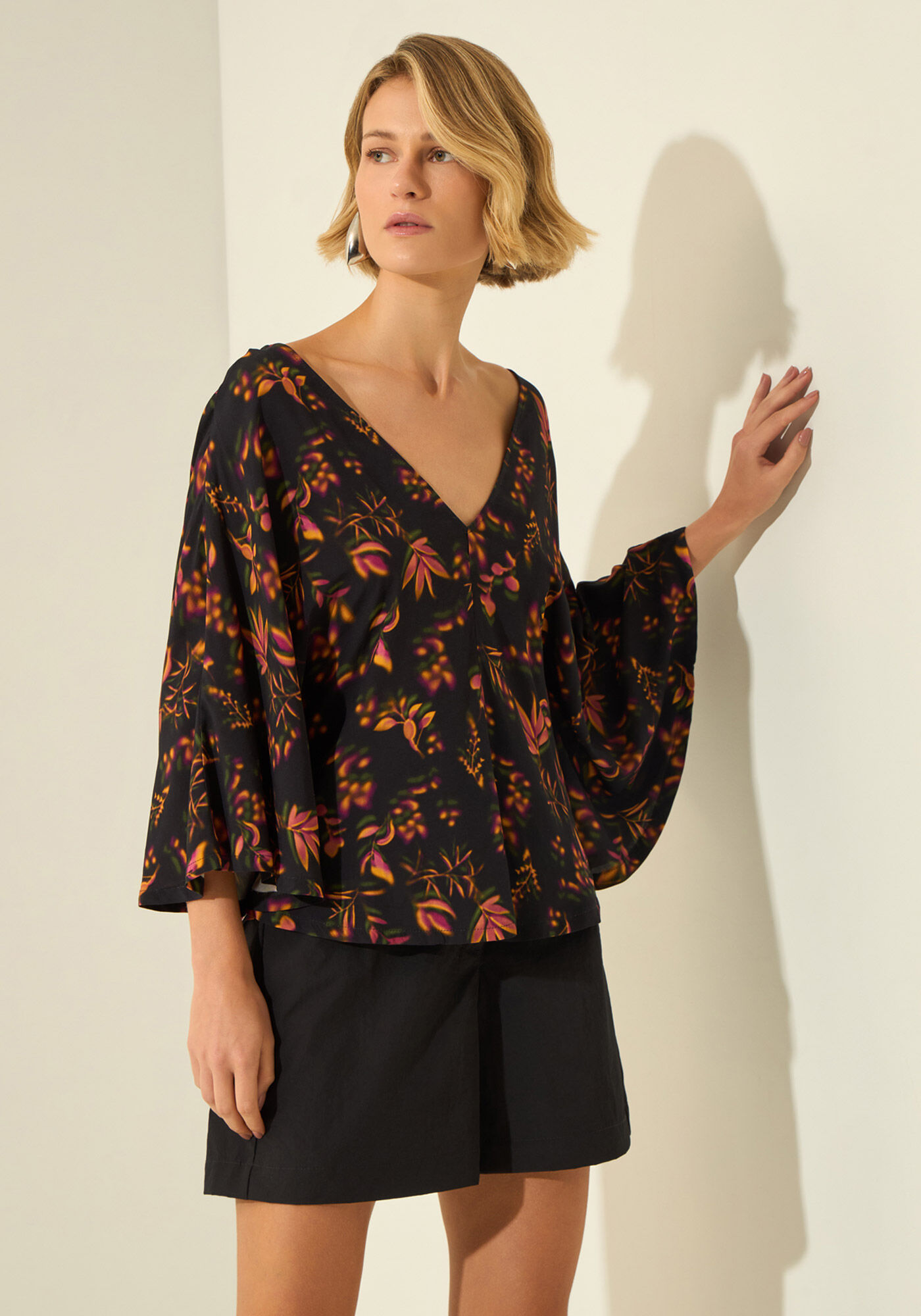 Blusa Estampada Com Mangas Amplas E Decote Em V, DELICADEZA PRETO, large.