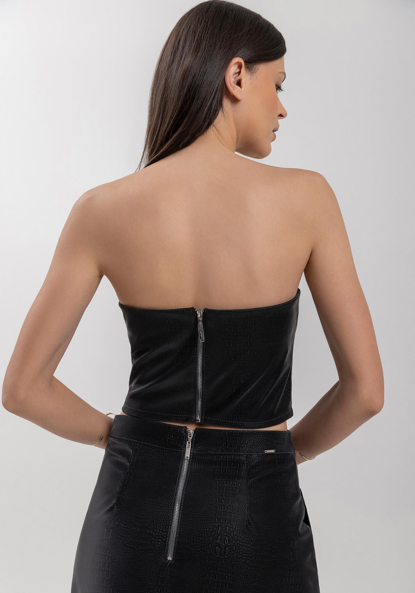 Blusa Curta Sem Al&ccedil;as Com Z&iacute;per Em Malha Leather, , large.