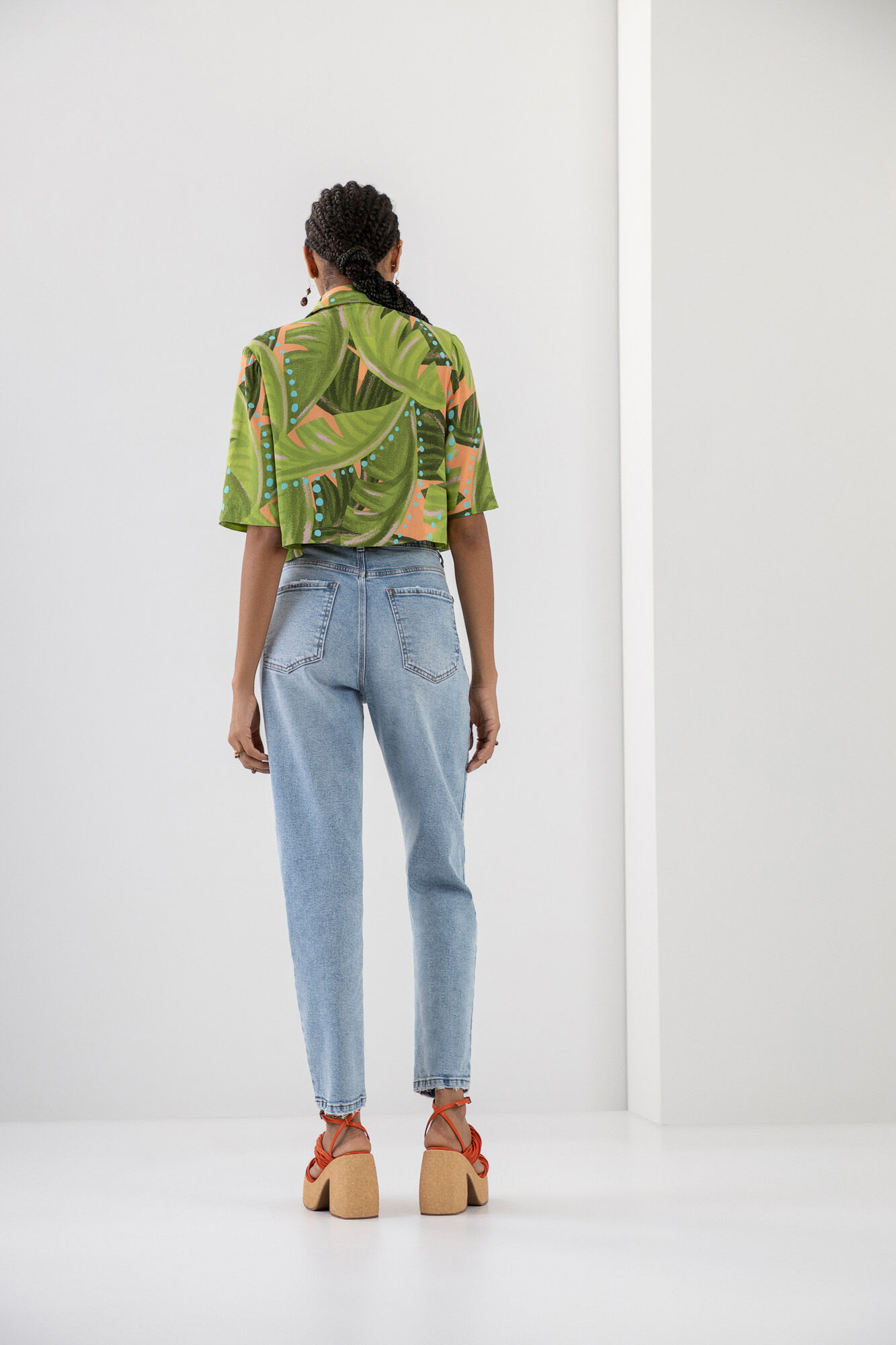 Cal&ccedil;a Jeans Mom com Len&ccedil;o Estampado, JEANS, large.