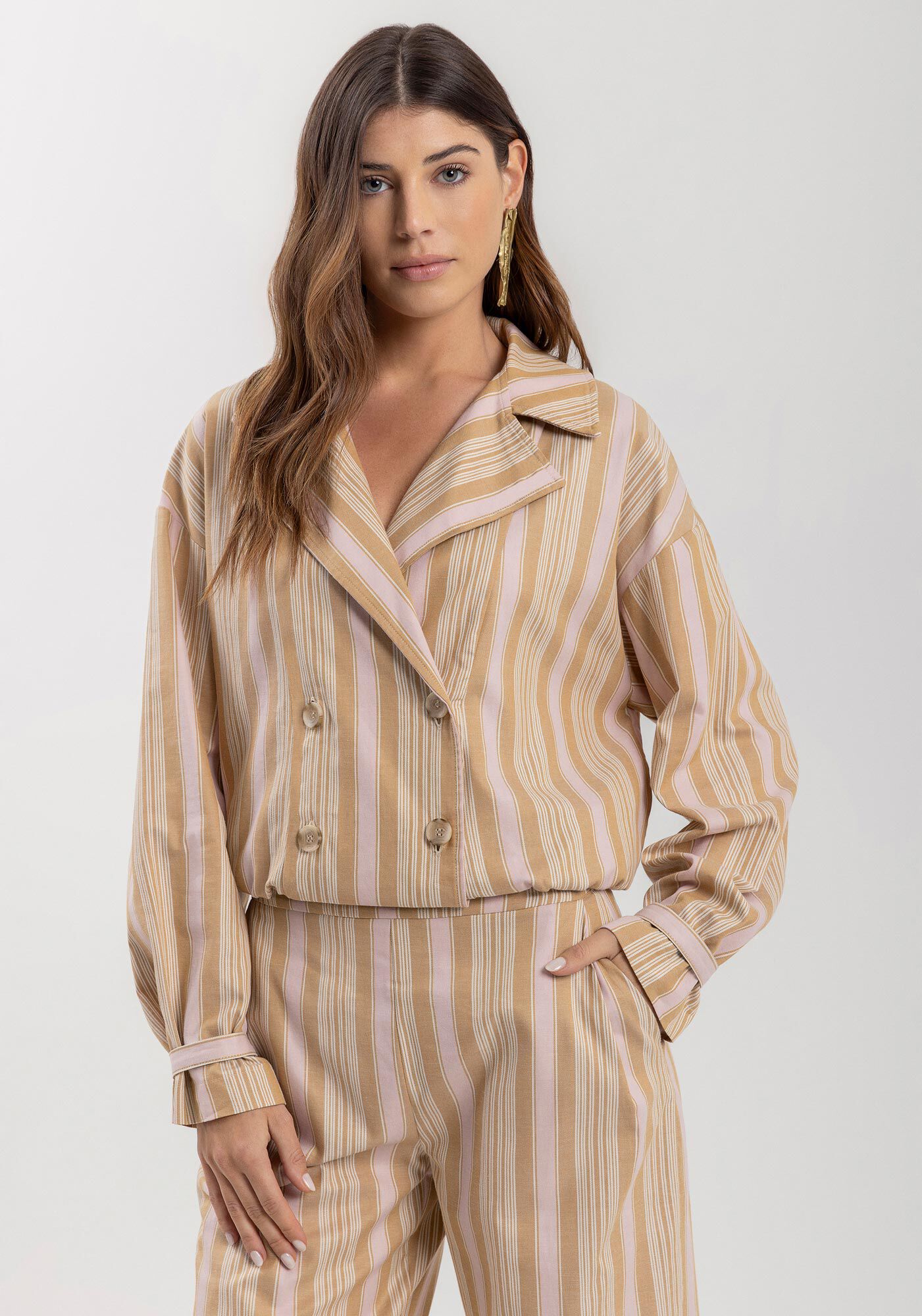 Jaqueta Listrada Em Algod&atilde;o Com Lapelas E Abotoamento Duplo, MARROM ESPERADO, large.