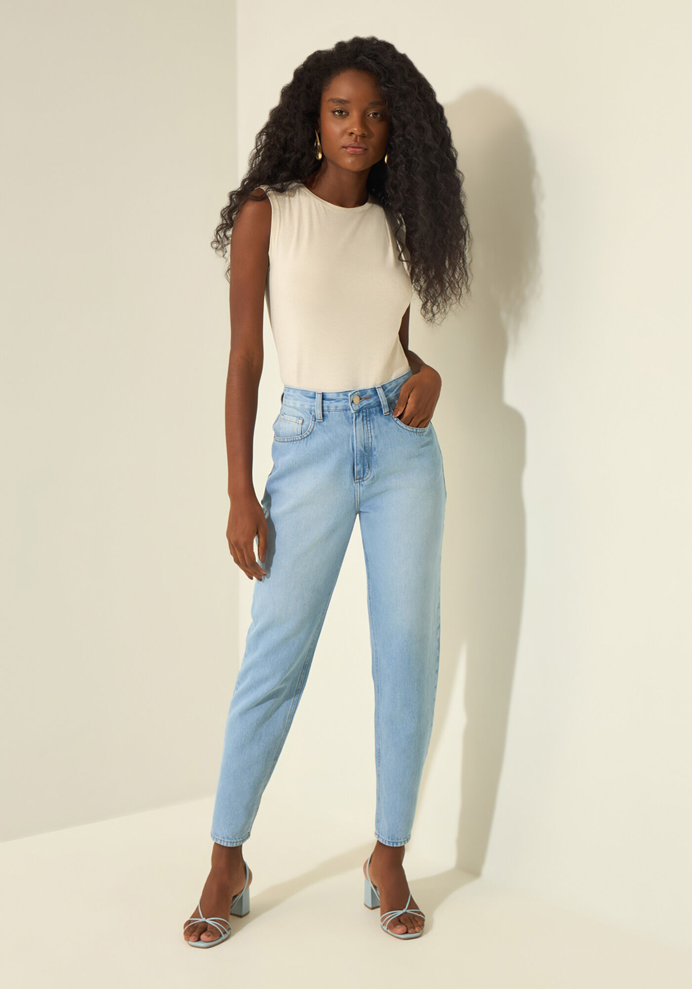 Cal&ccedil;a Mom Jeans Com Bolsos E Cintura Alta, JEANS, large.