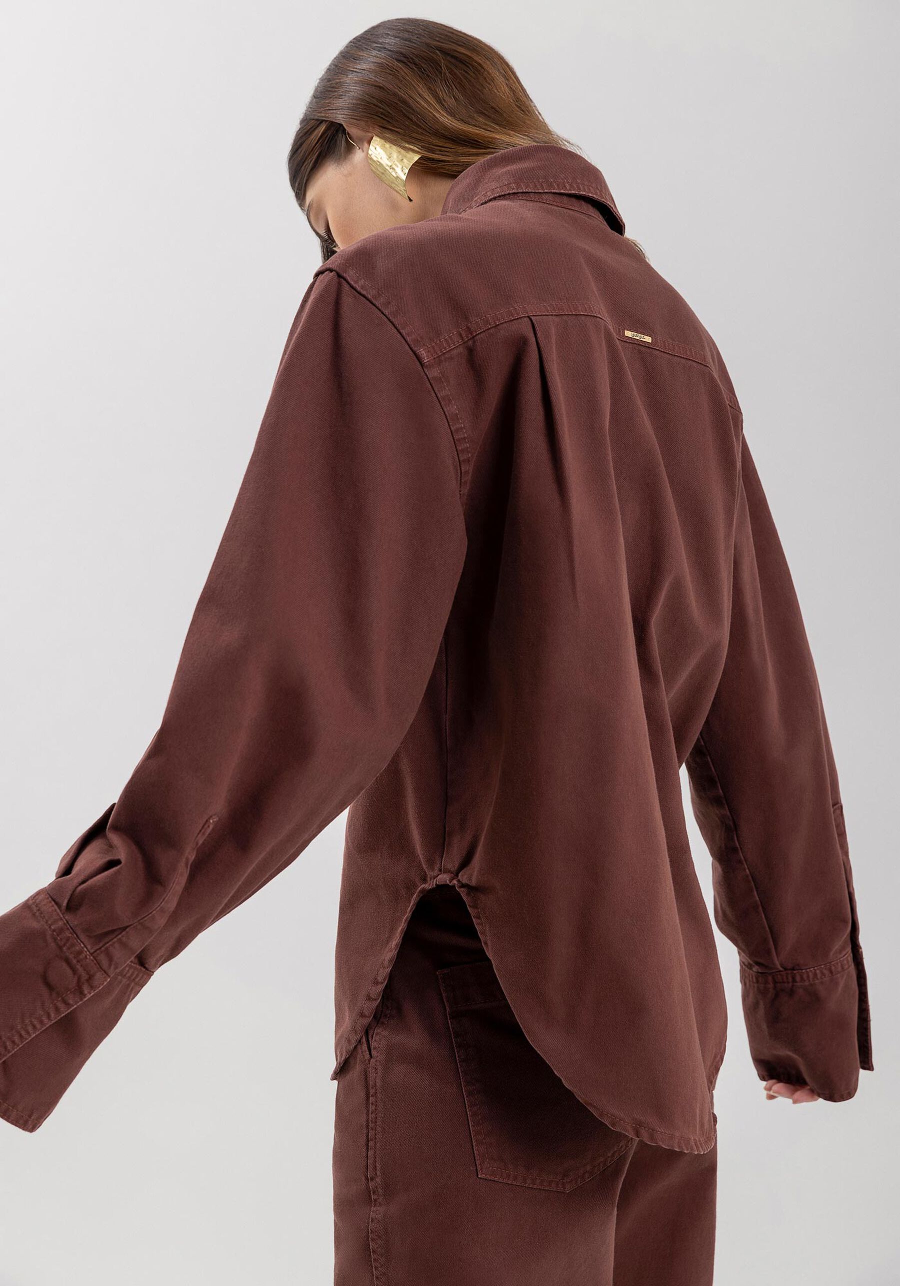 Camisa Alongada Com Bolso Frontal Em Sarja, MARROM CHOCOLATE. Camisa Alongada Com Bolso Frontal Em Sarja, MARROM CHOCOLATE, large.
