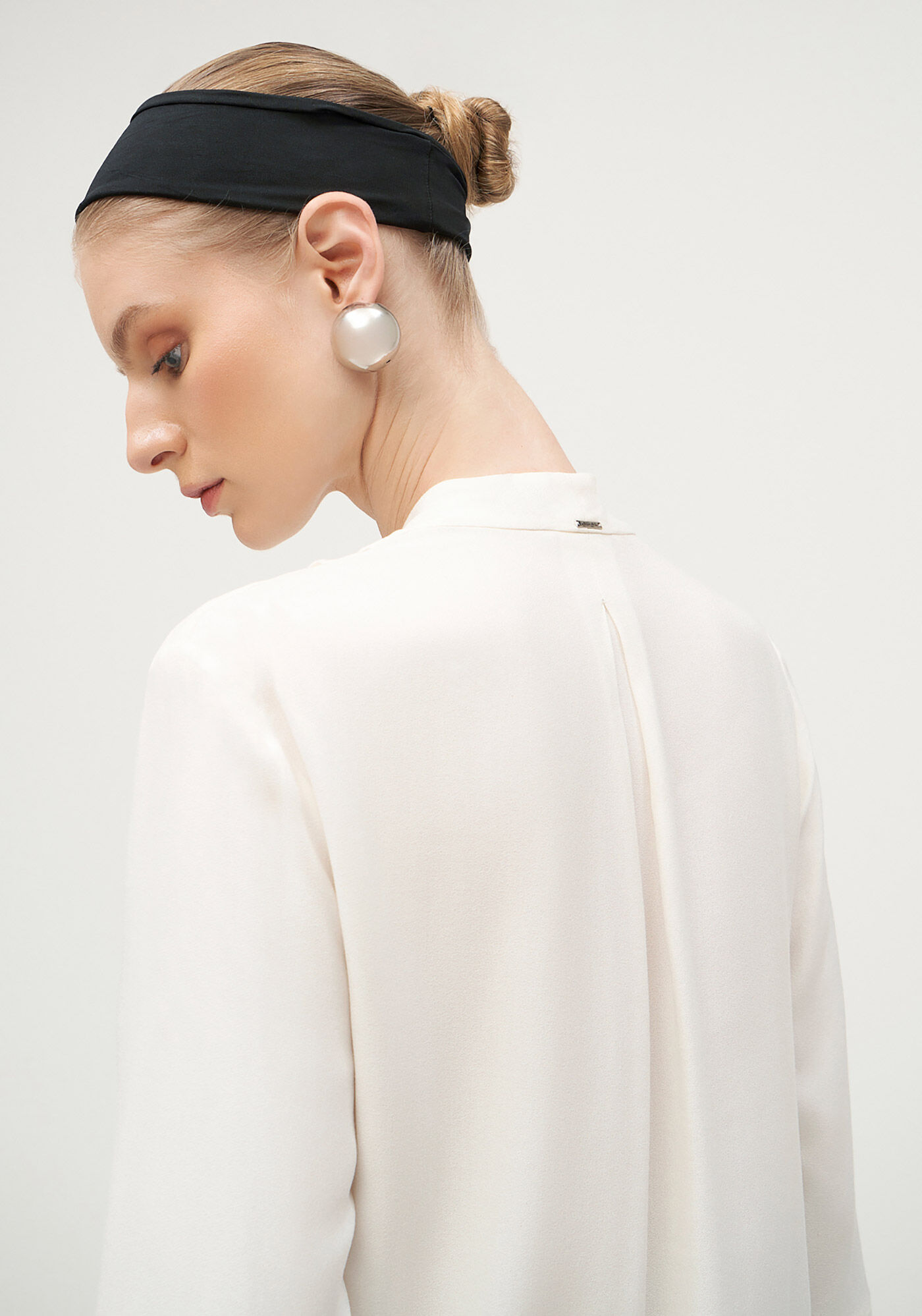 Blusa Decote V em Crepe com Pregas Ombros, , large.