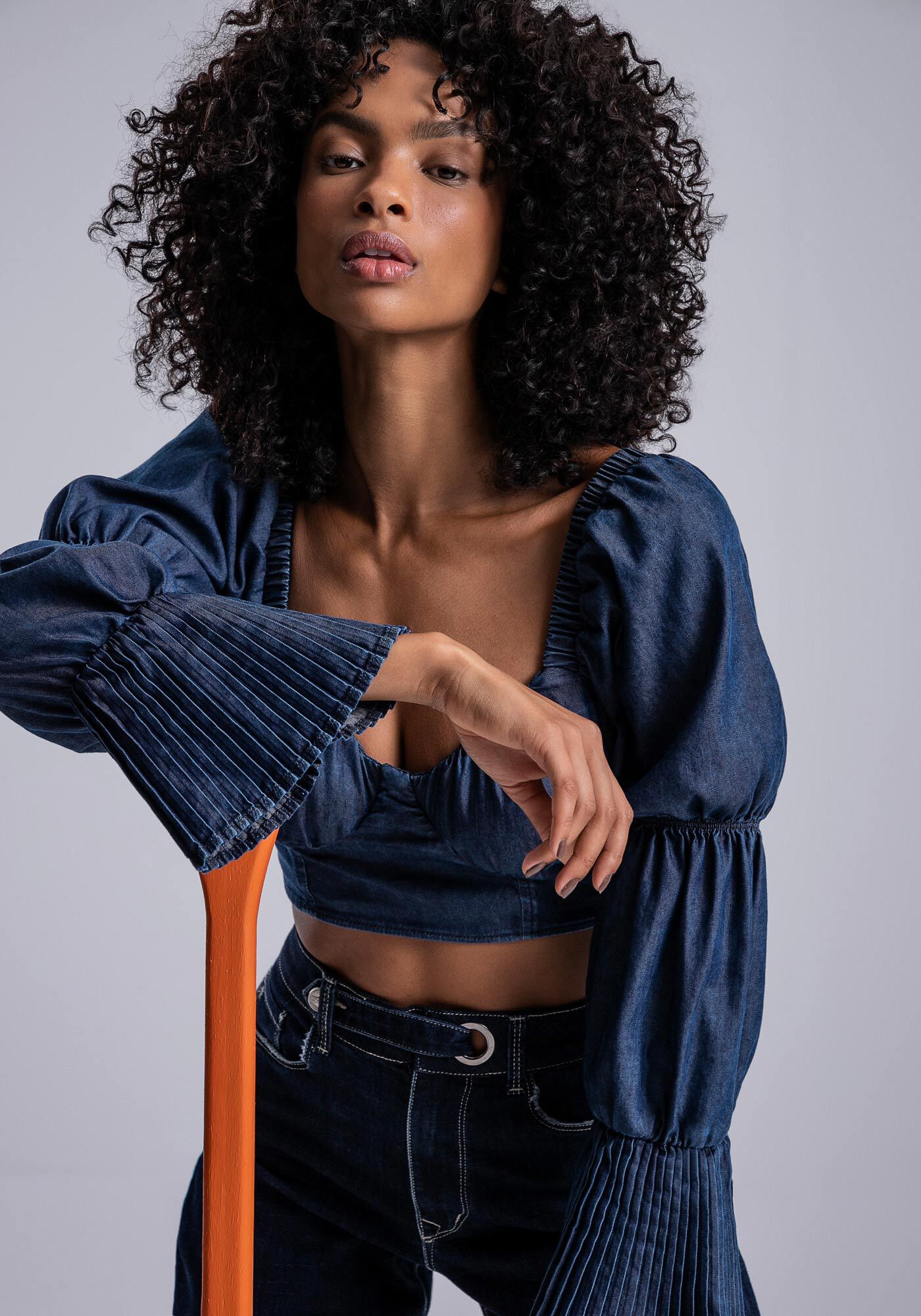 Blusa Jeans Manga Longa Cropped com Plissado Lez a Lez