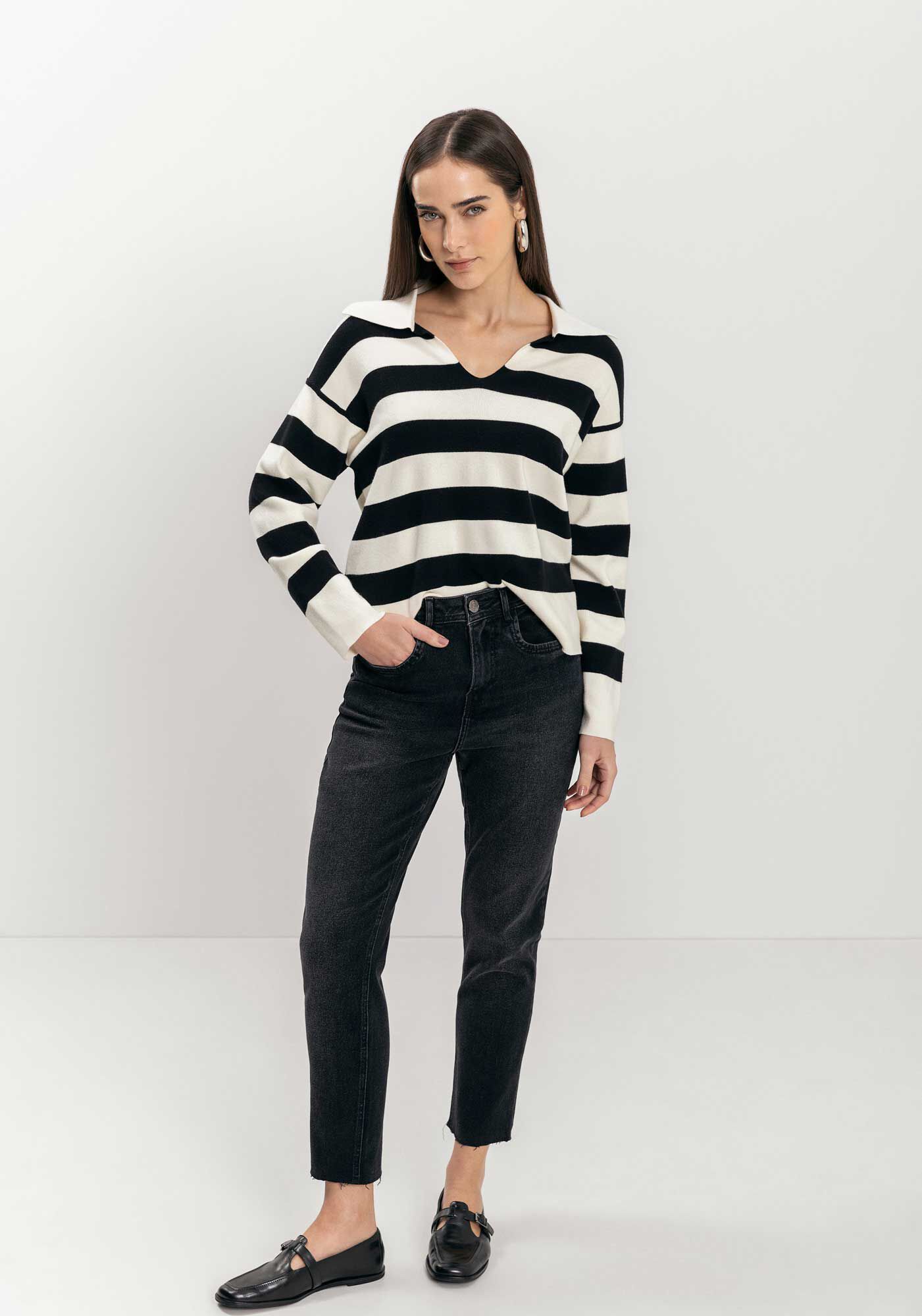 Blus&atilde;o Listrado Em Tric&ocirc; Com Gola E Decote Em V, , large.