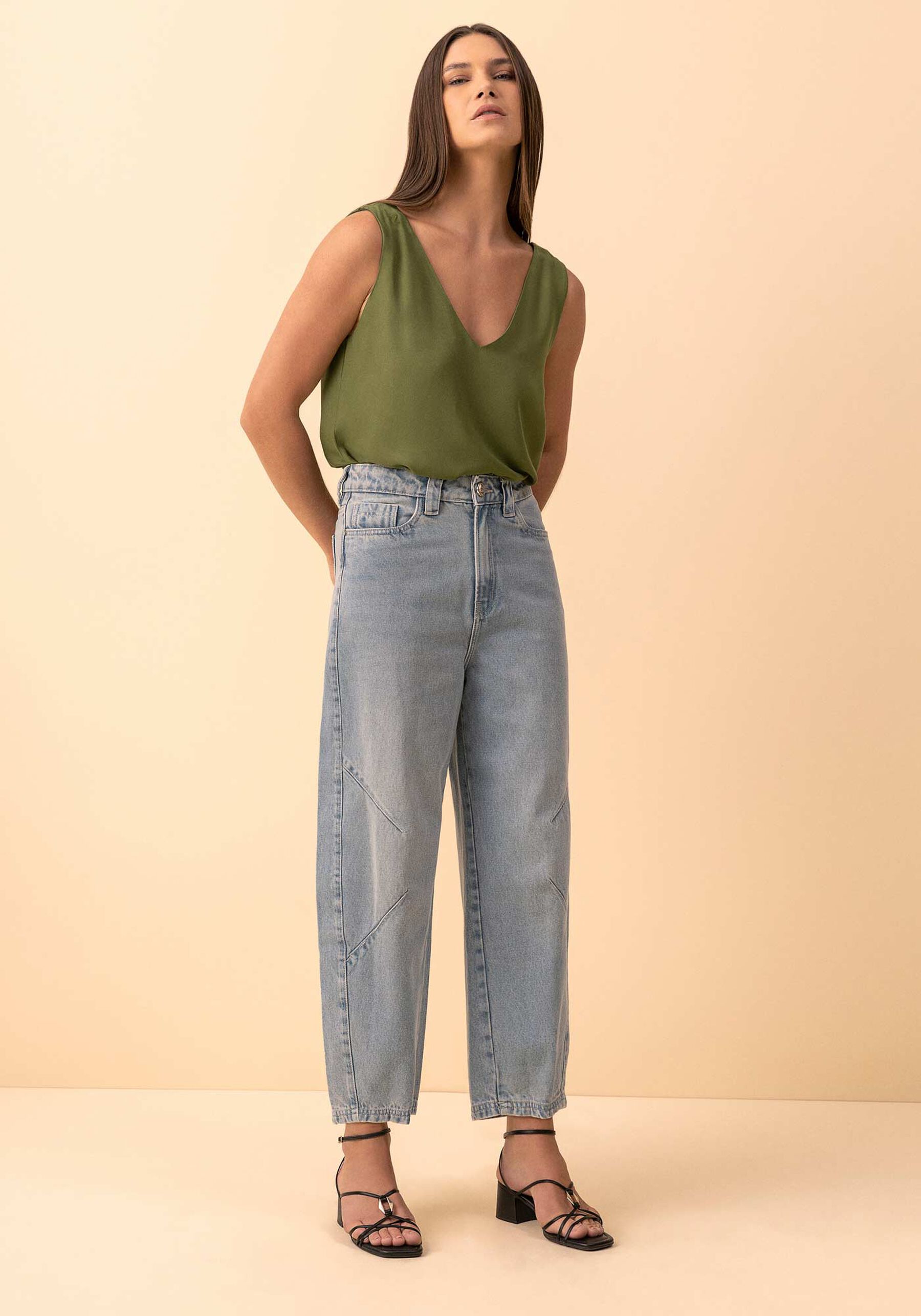 Blusa Regata Solta Com Decote Em V Em Viscose Responsável, VERDE FLORENA. Blusa Regata Solta Com Decote Em V Em Viscose Responsável, VERDE FLORENA, large.