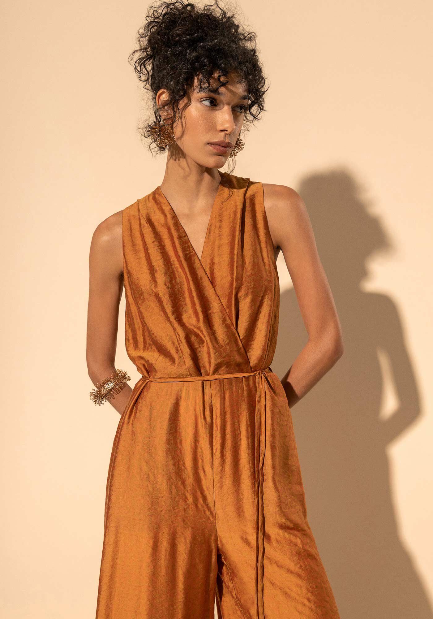 Macac&atilde;o Longo Com Decote Em V E Cinto Em Tecido Texturizado, BEGE GLAZED, large.