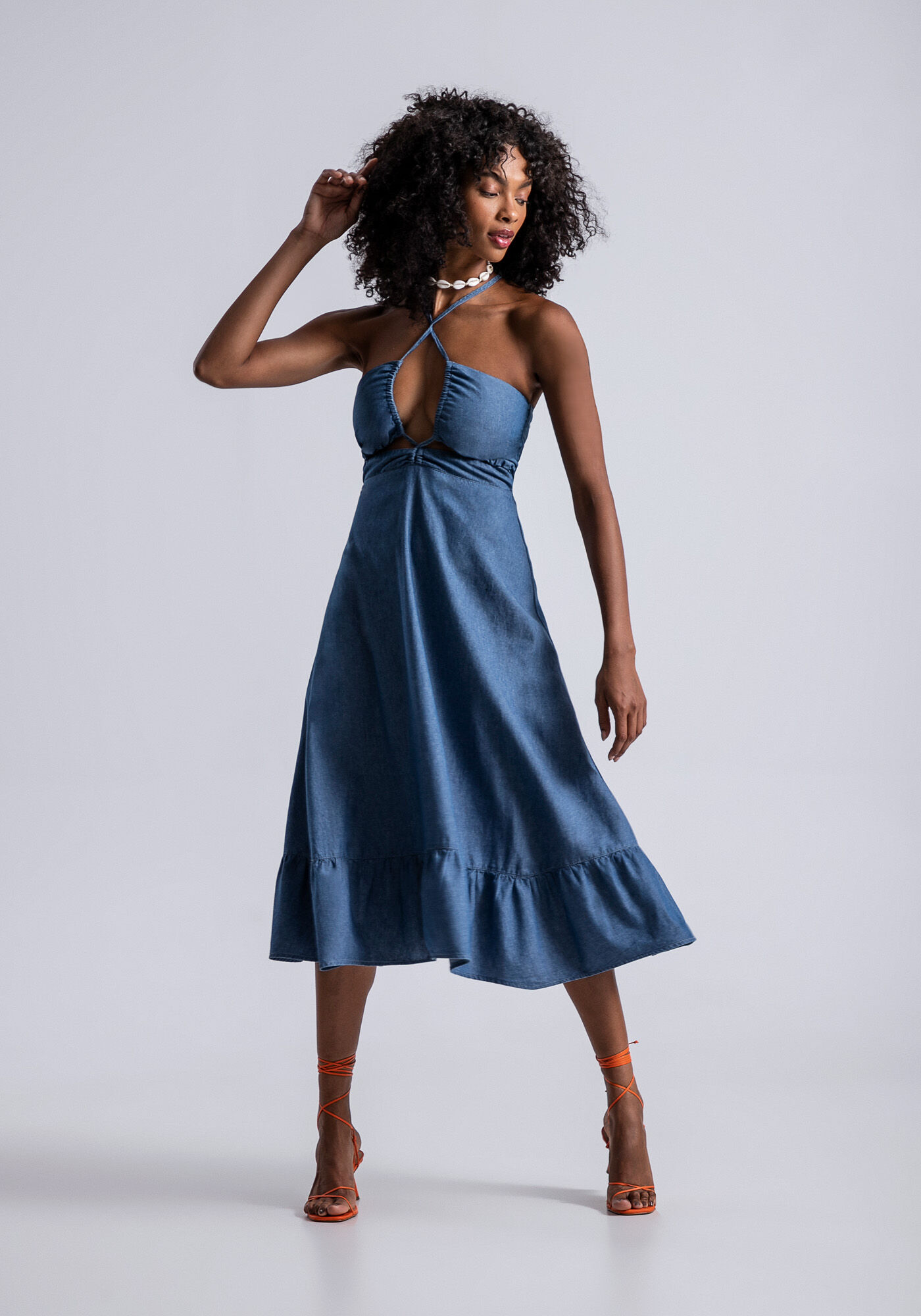 Vestido Jeans Midi com Cut e Amarra o Lez a Lez