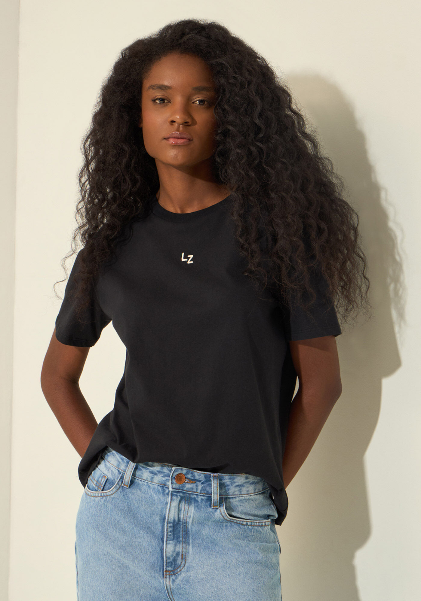 T- shirt B&aacute;sica Com Bordado Em Malha Penteada De Algod&atilde;o, PRETO, large.