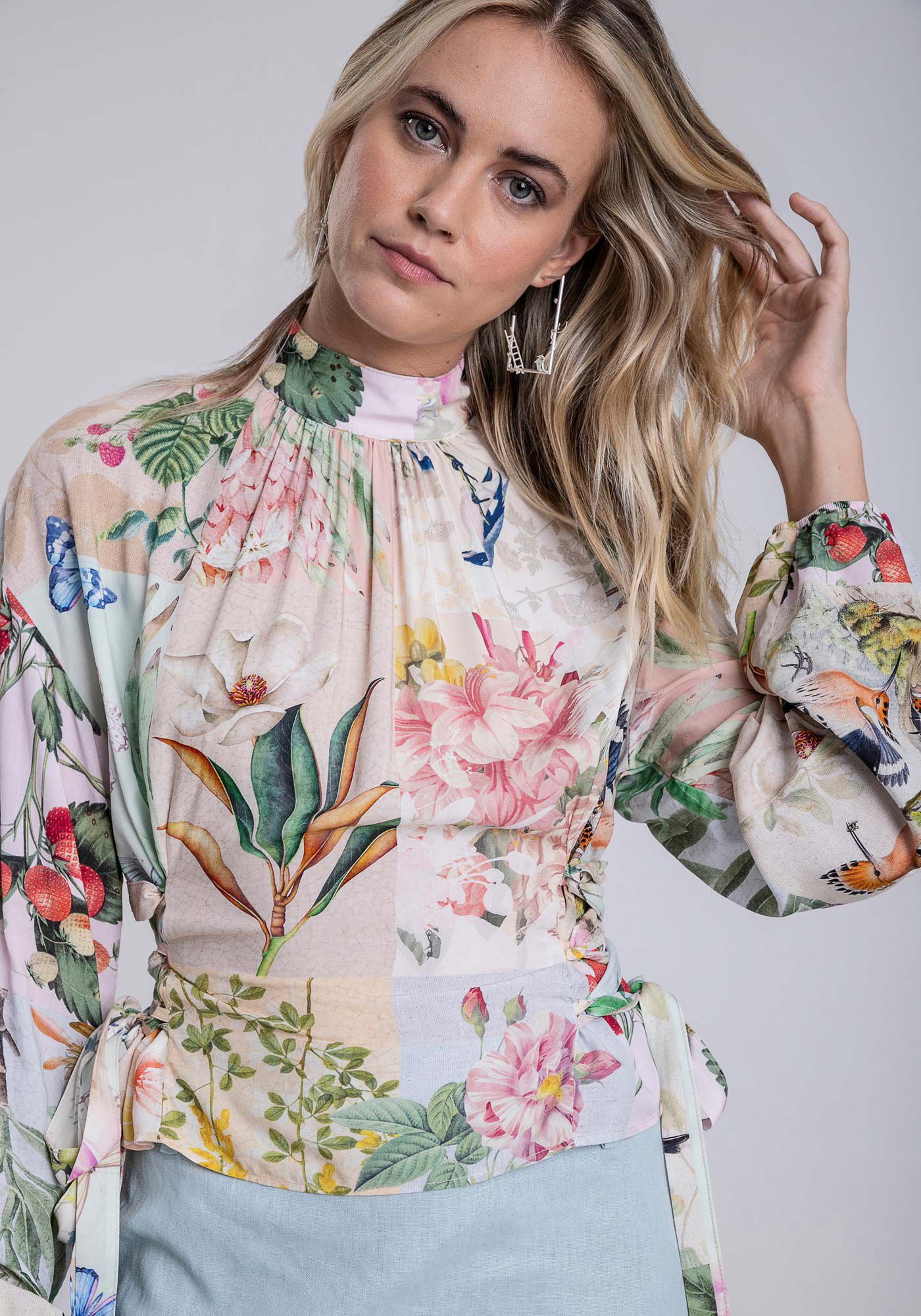 Modelo de blusa com outlet gola