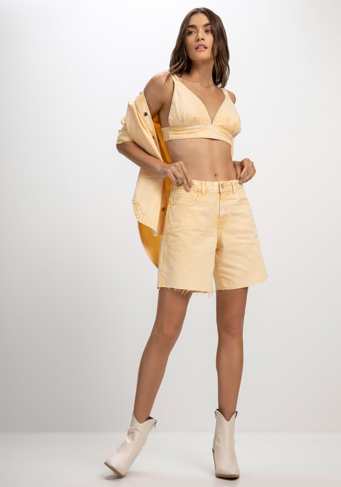 Blusa Sarja Cropped Estonada com Decote V, AMARELO ANTIQUE MOSS, large.