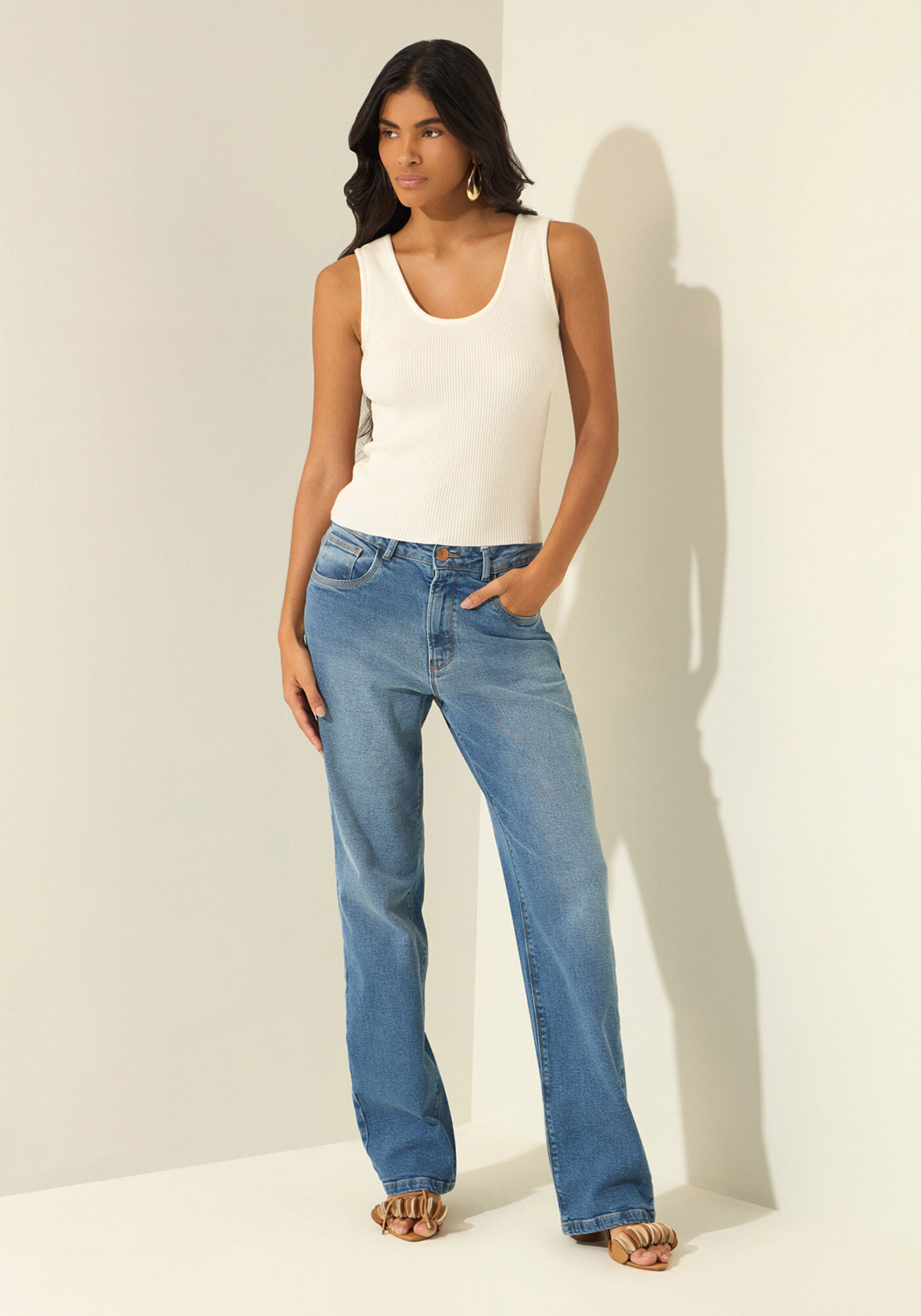 Cal&ccedil;a Reta Jeans Com Cintura Alta E Bolsos, JEANS MEDIO, large.