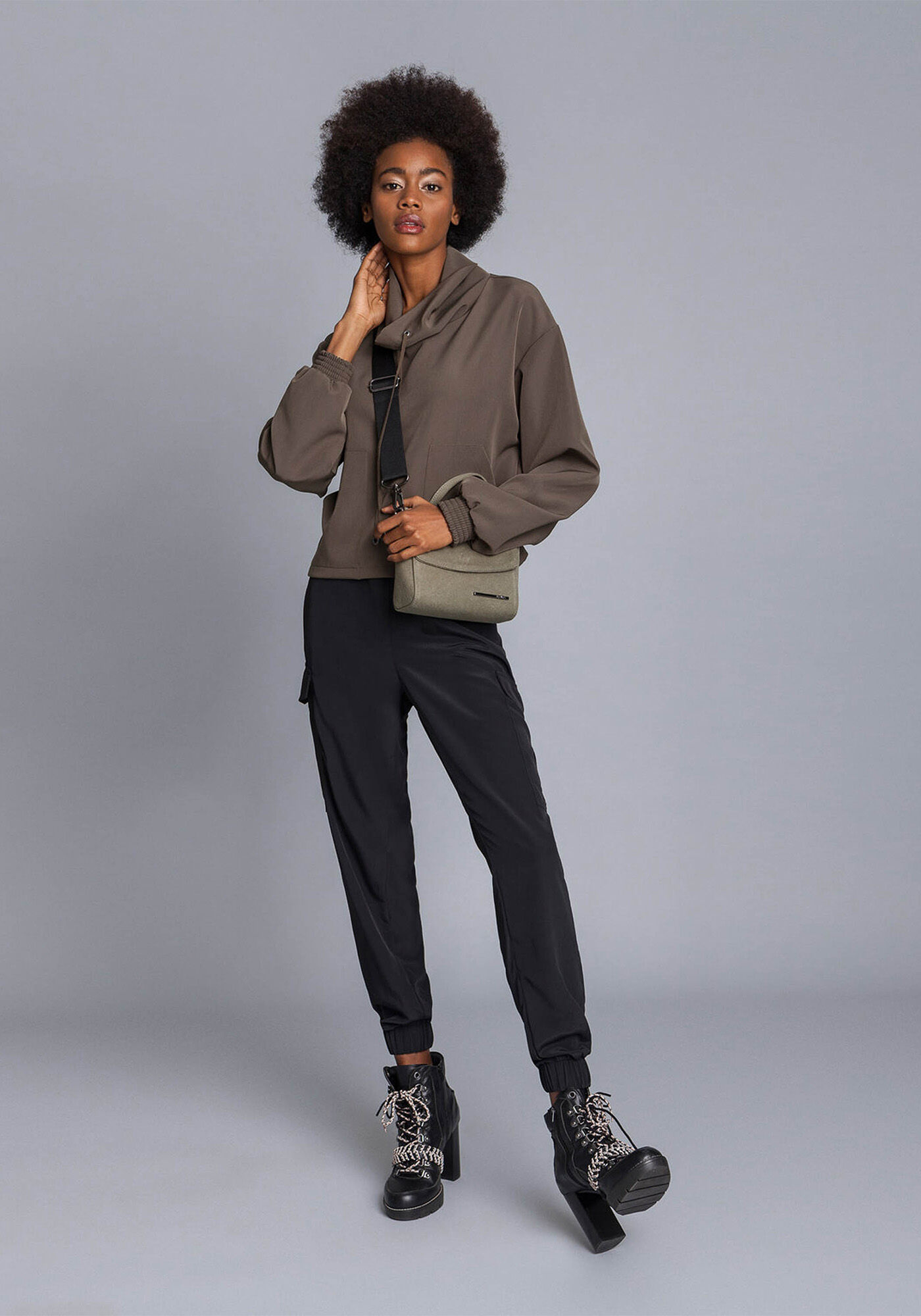 Blus&atilde;o Gola Alta Amplo, , large.