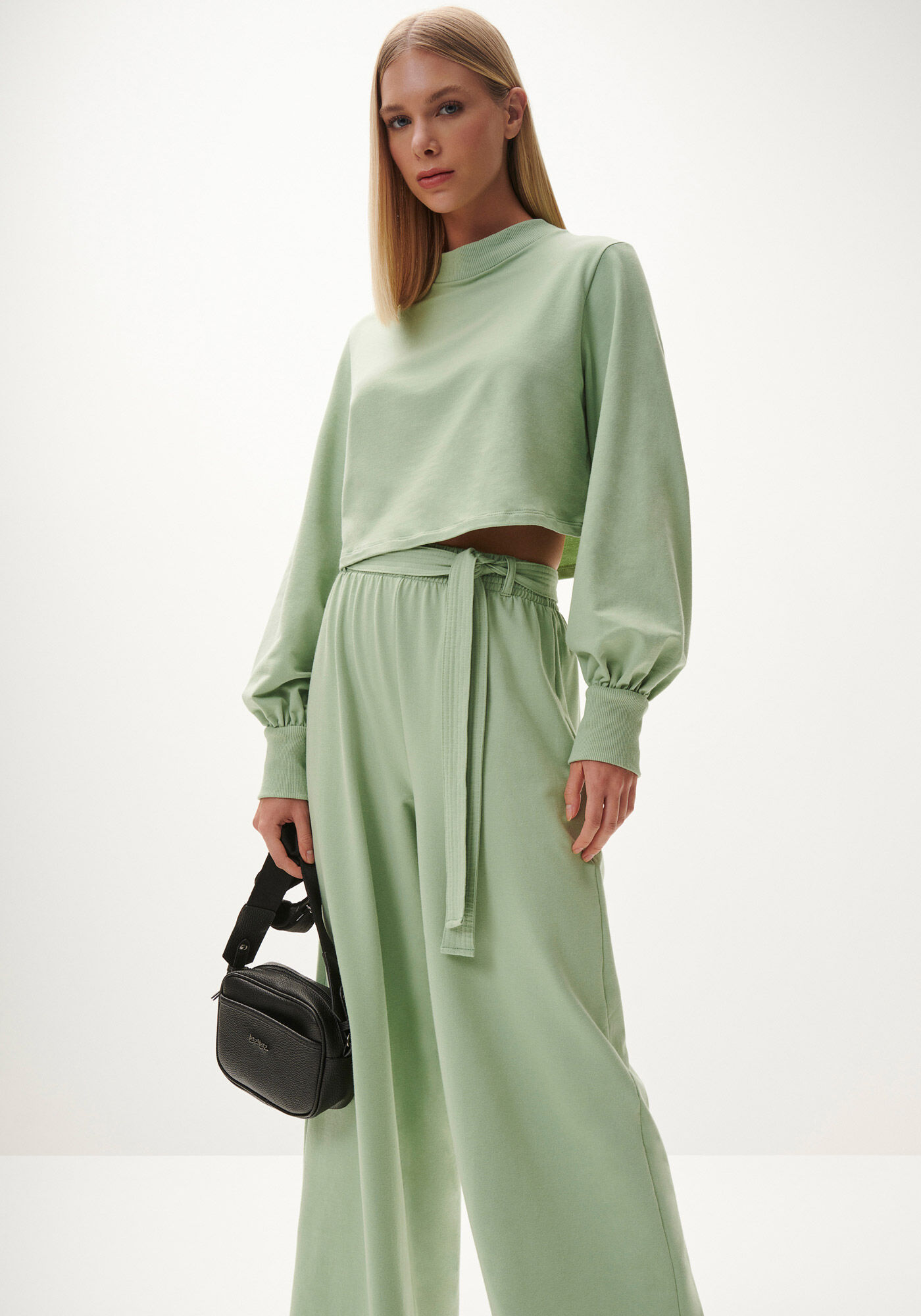 Conjunto com Blus&atilde;o Cropped e Pantalona, , large.