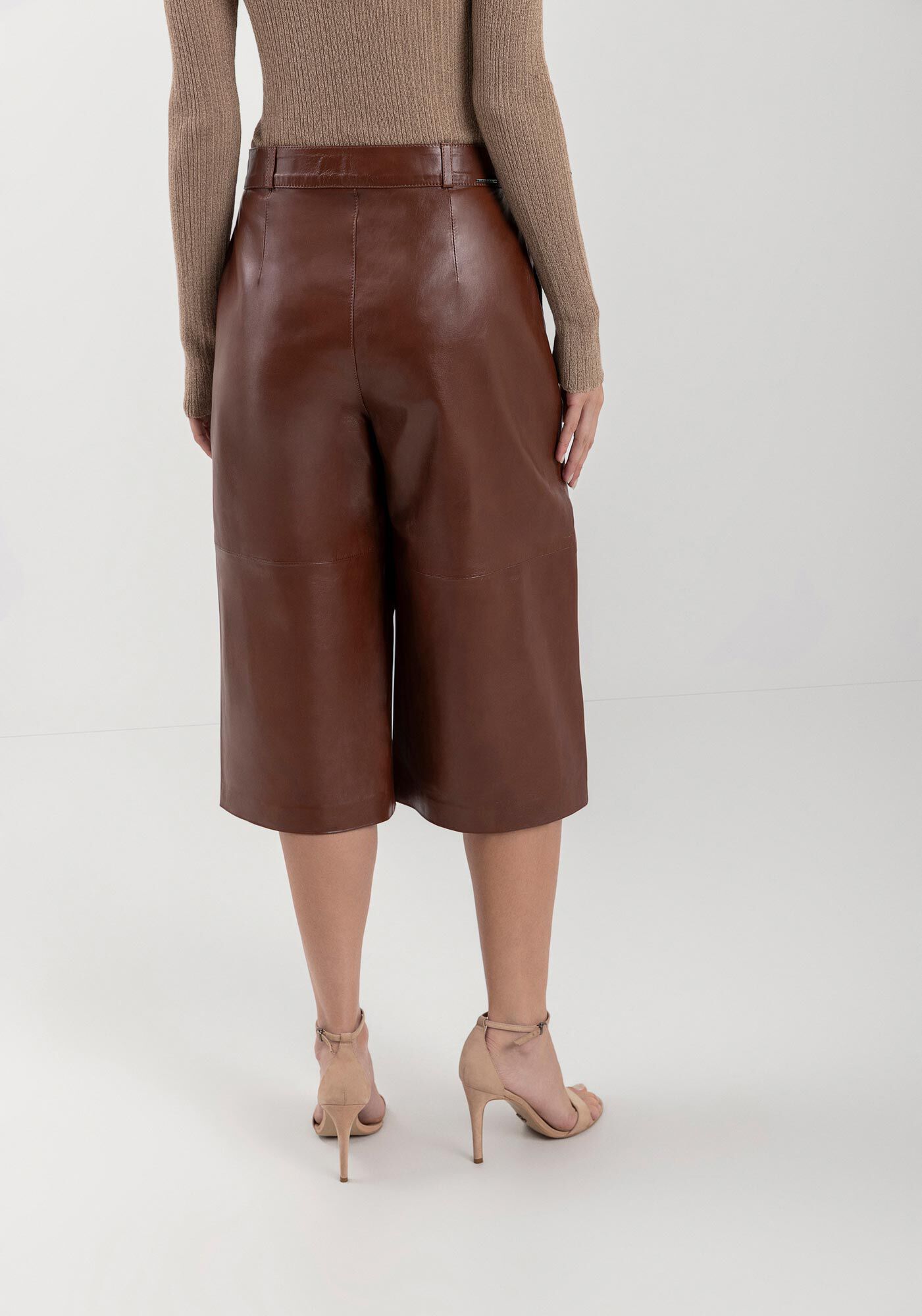 Bermuda De Couro Com Cintura M&eacute;dia E Bolsos Frontais, MARROM CHOCOLATE, large.