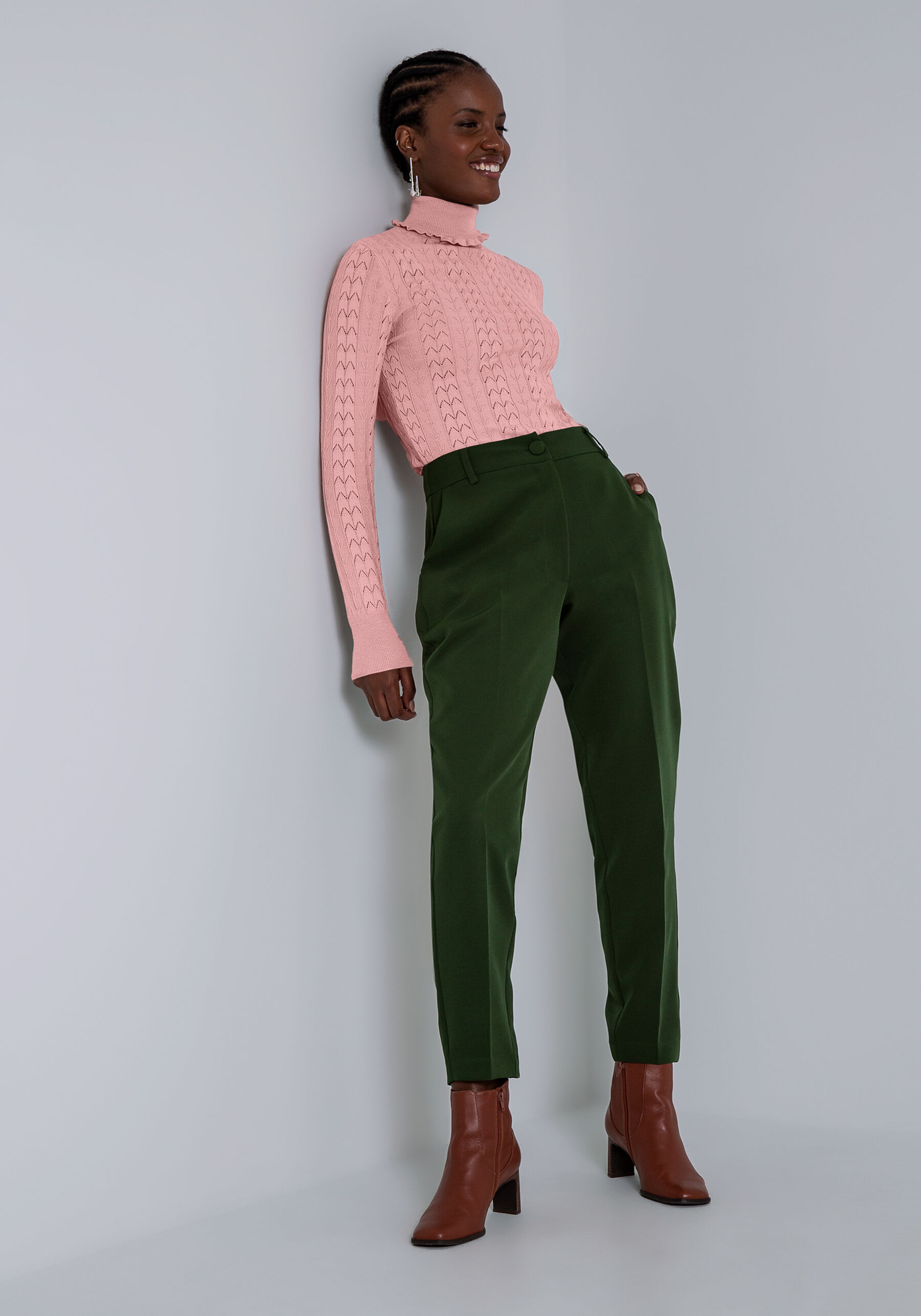 Calça Carrot em Tecido Petra com Cintura Média, VERDE IMENSIDAO. Calça Carrot em Tecido Petra com Cintura Média, VERDE IMENSIDAO, large.