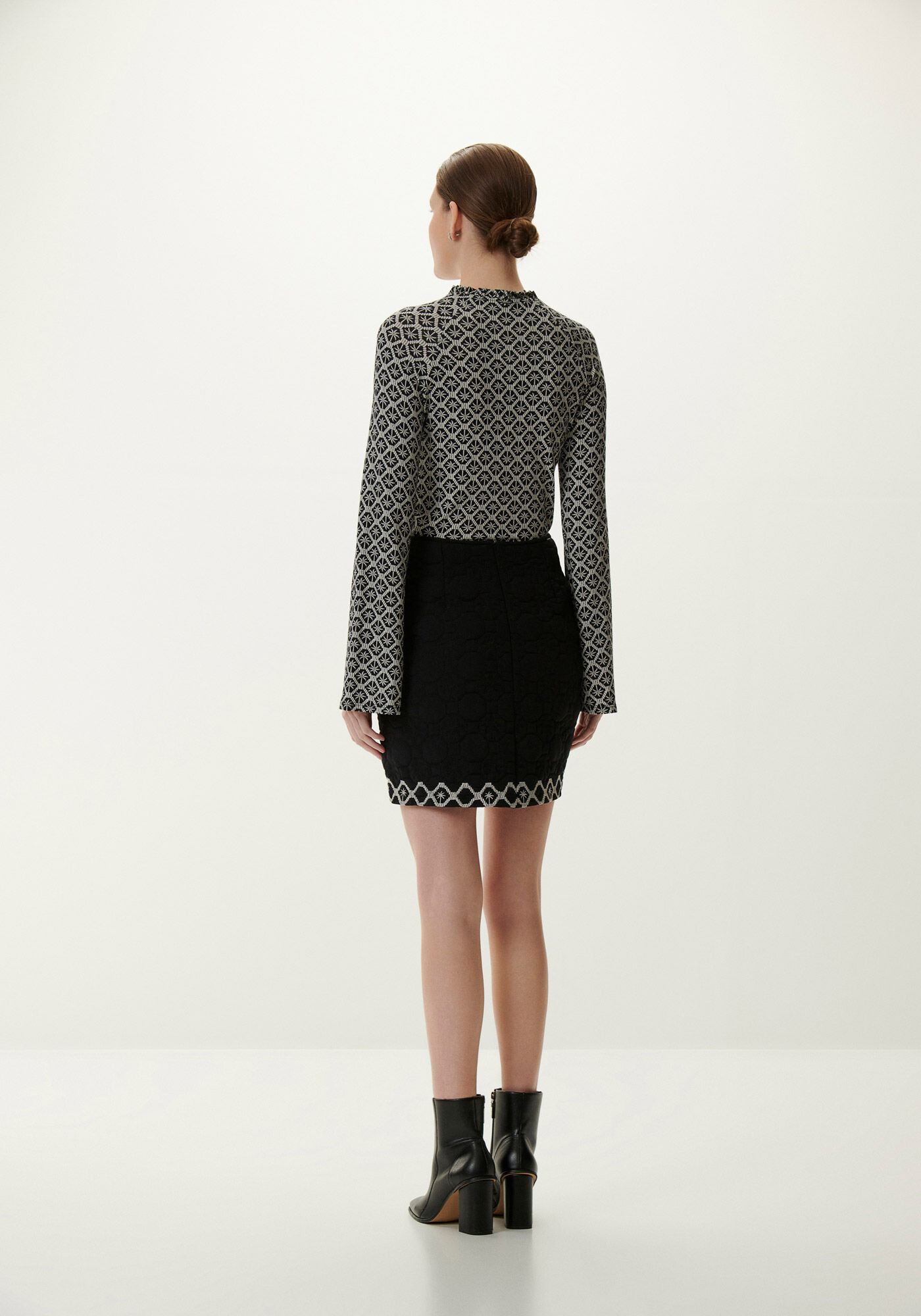 Saia Curta em Tecido Matelass&ecirc; com Bordado, PRETO REATIVO, large.