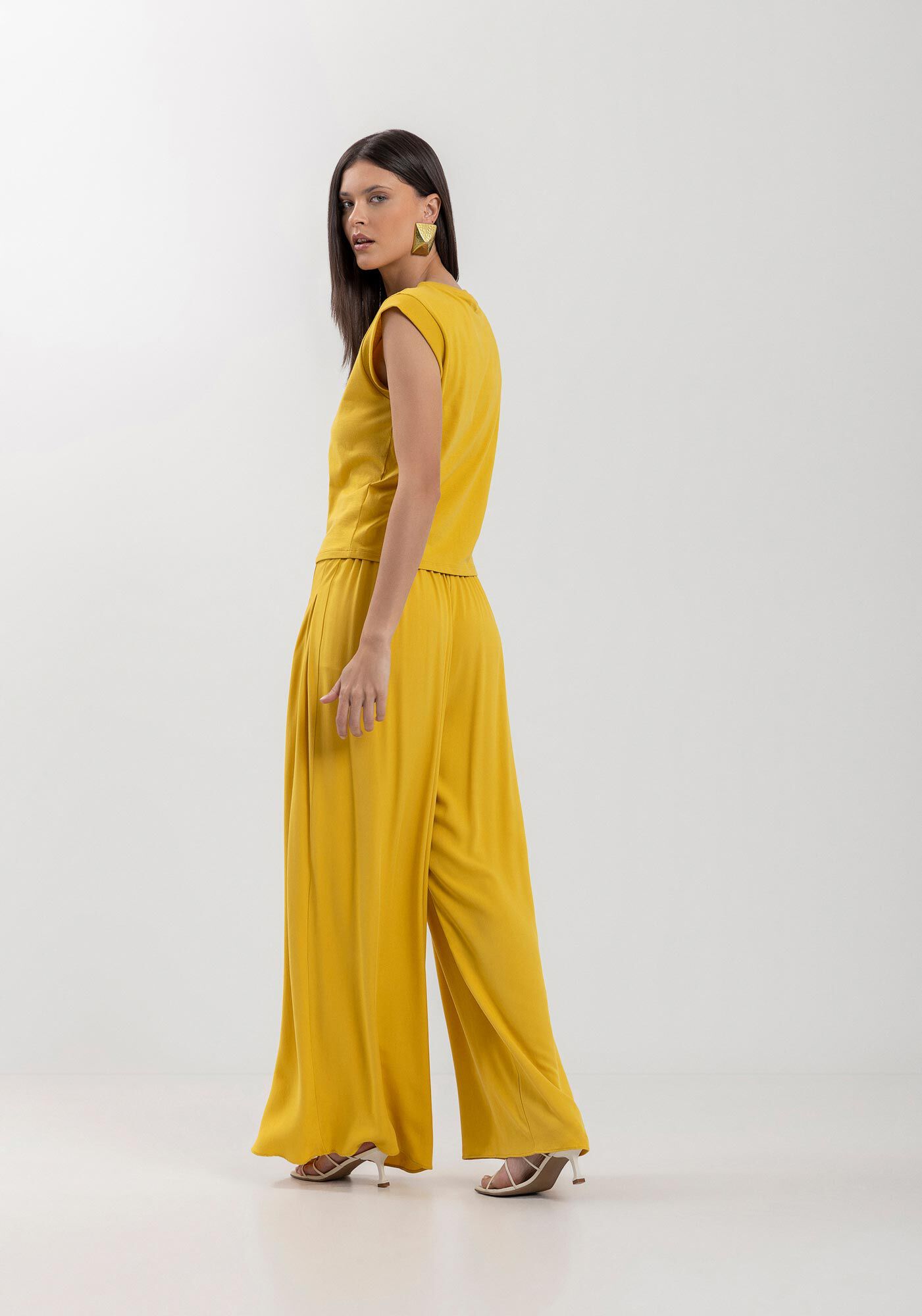 Cal&ccedil;a Pantalona Em Viscose Com Pregas E Sobreposi&ccedil;&atilde;o, , large.