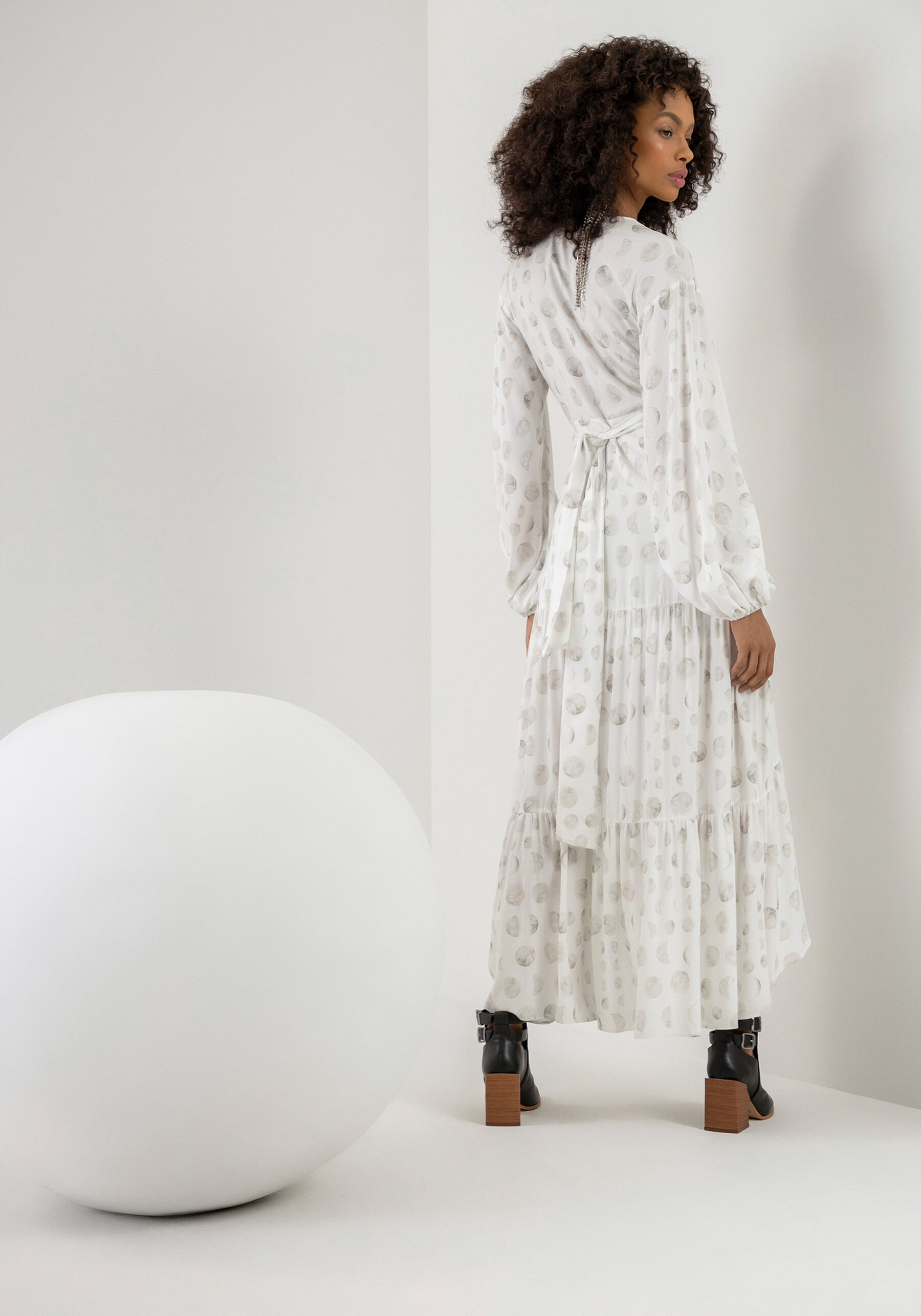 Vestido Midi Manga Longa Transpassado com Babado, LUA. Vestido Midi Manga Longa Transpassado com Babado, LUA, large.