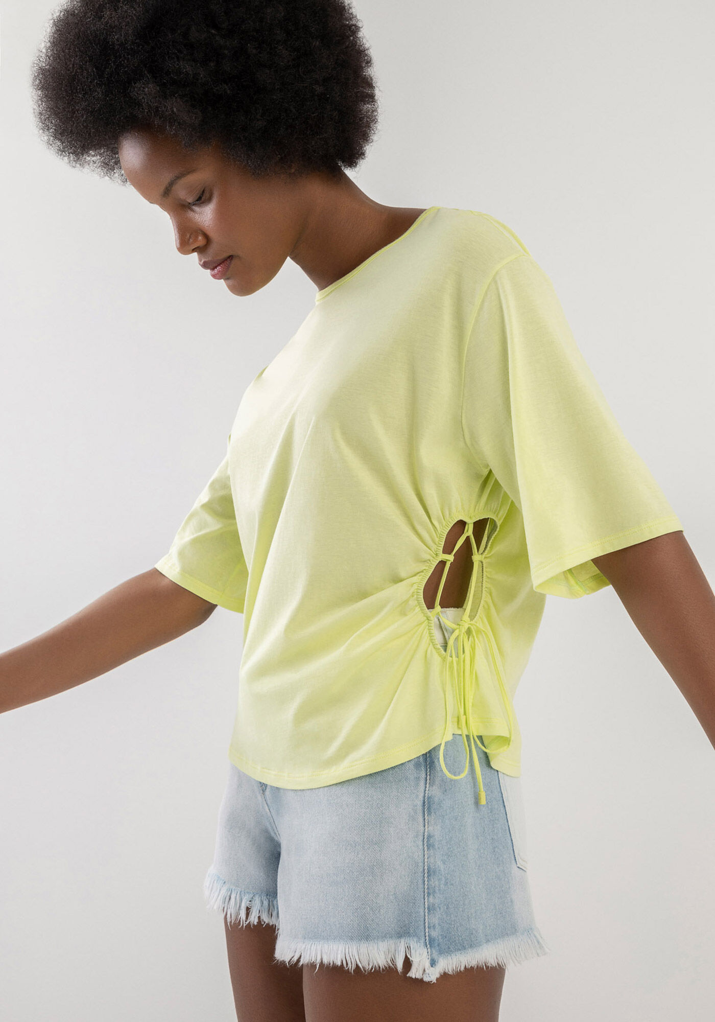 T-shirt Oversized Estampada com Detalhe Lateral, AMARELO PINA COLADA, large.