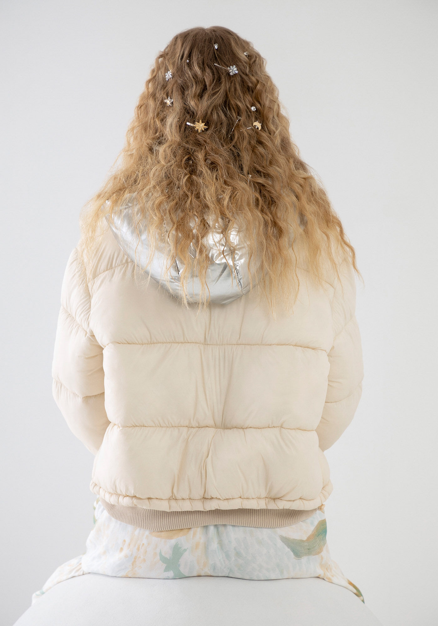 Jaqueta Puffer M&aacute;xi com Capuz Metalizado, BRANCO OFF WHITE, large.