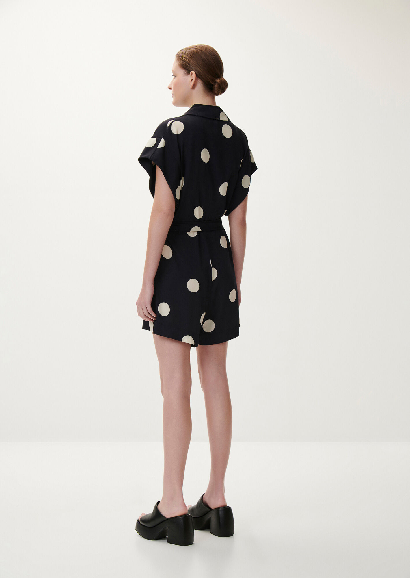 Macac&atilde;o Curto Po&aacute; em Viscose com Cinto, , large.