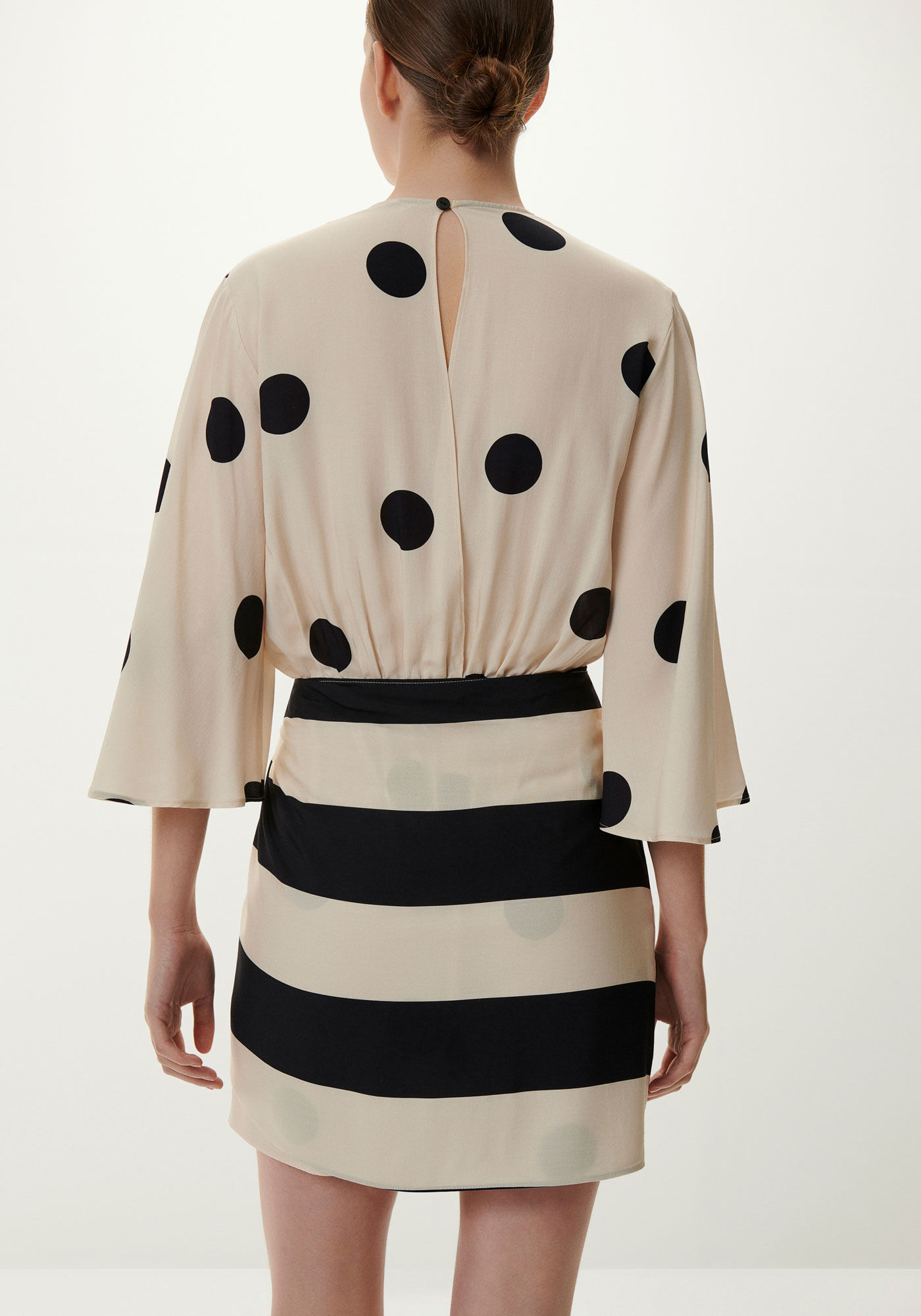 Macac&atilde;o Curto Estampado com Sobreposi&ccedil;&atilde;o Saia, , large.