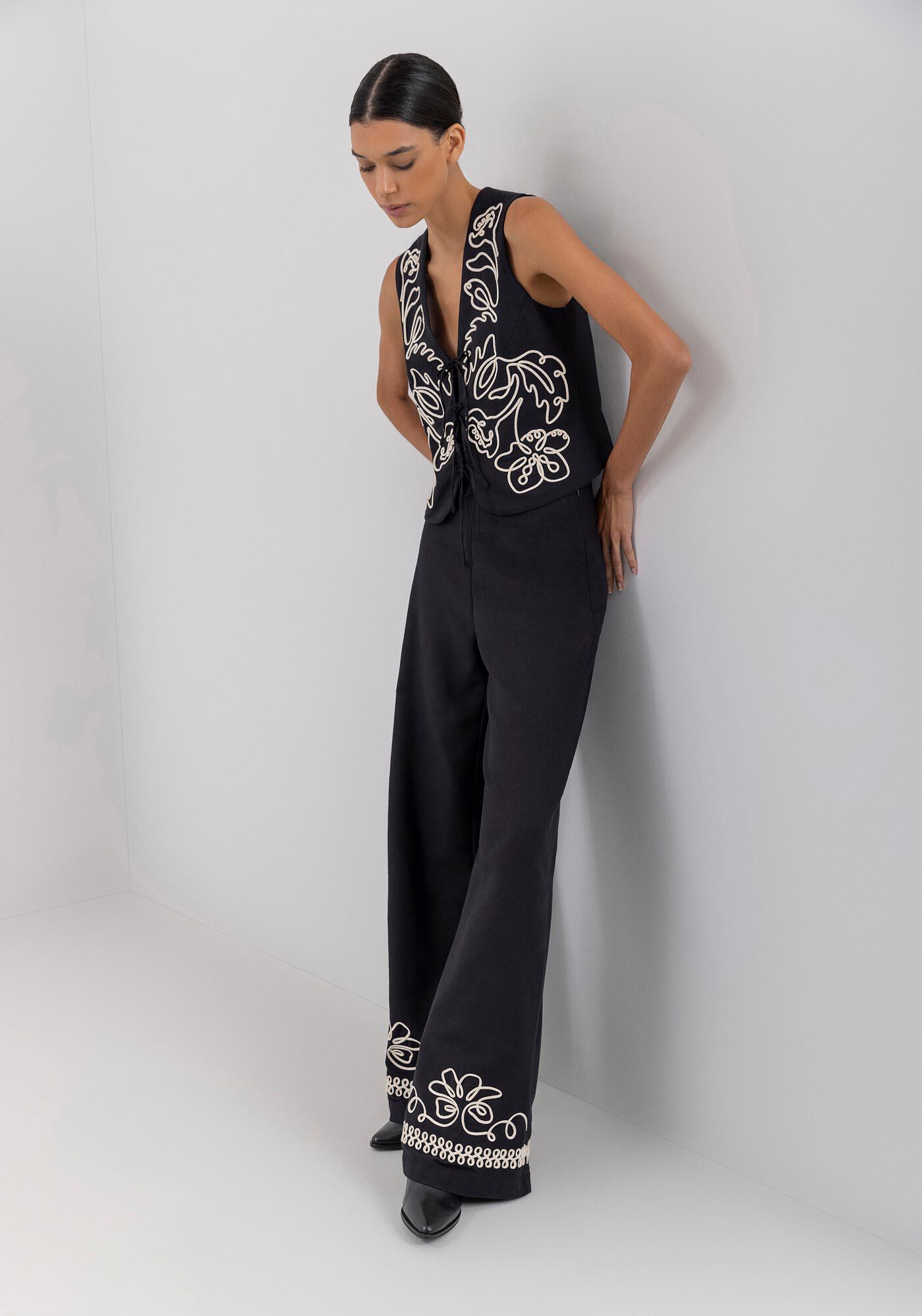 Colete Bordado Com Decote Em V E Amarra&ccedil;&otilde;es Frontais, PRETO, large.