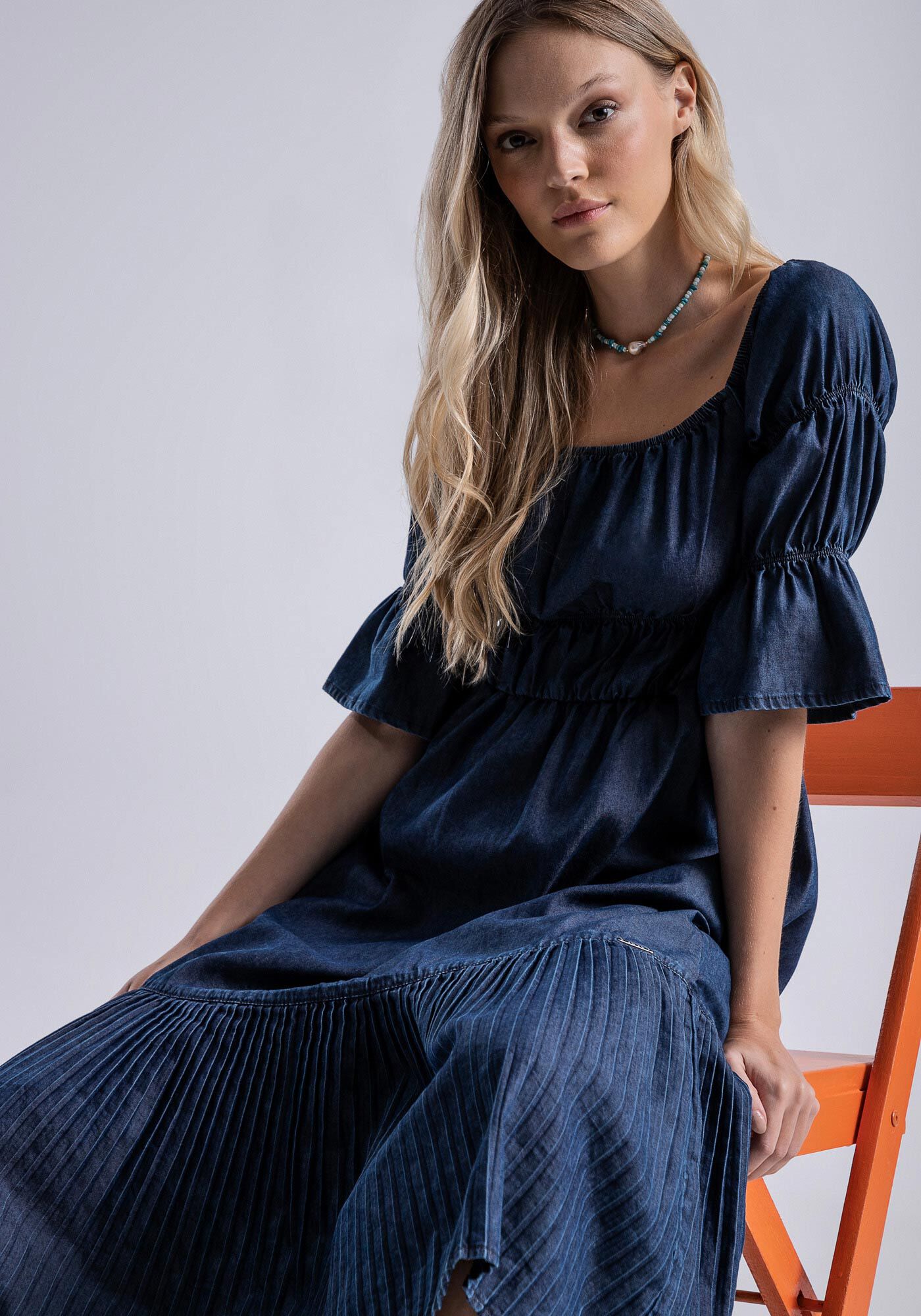 Vestido Jeans Midi com Recorte Plissado, JEANS, large.