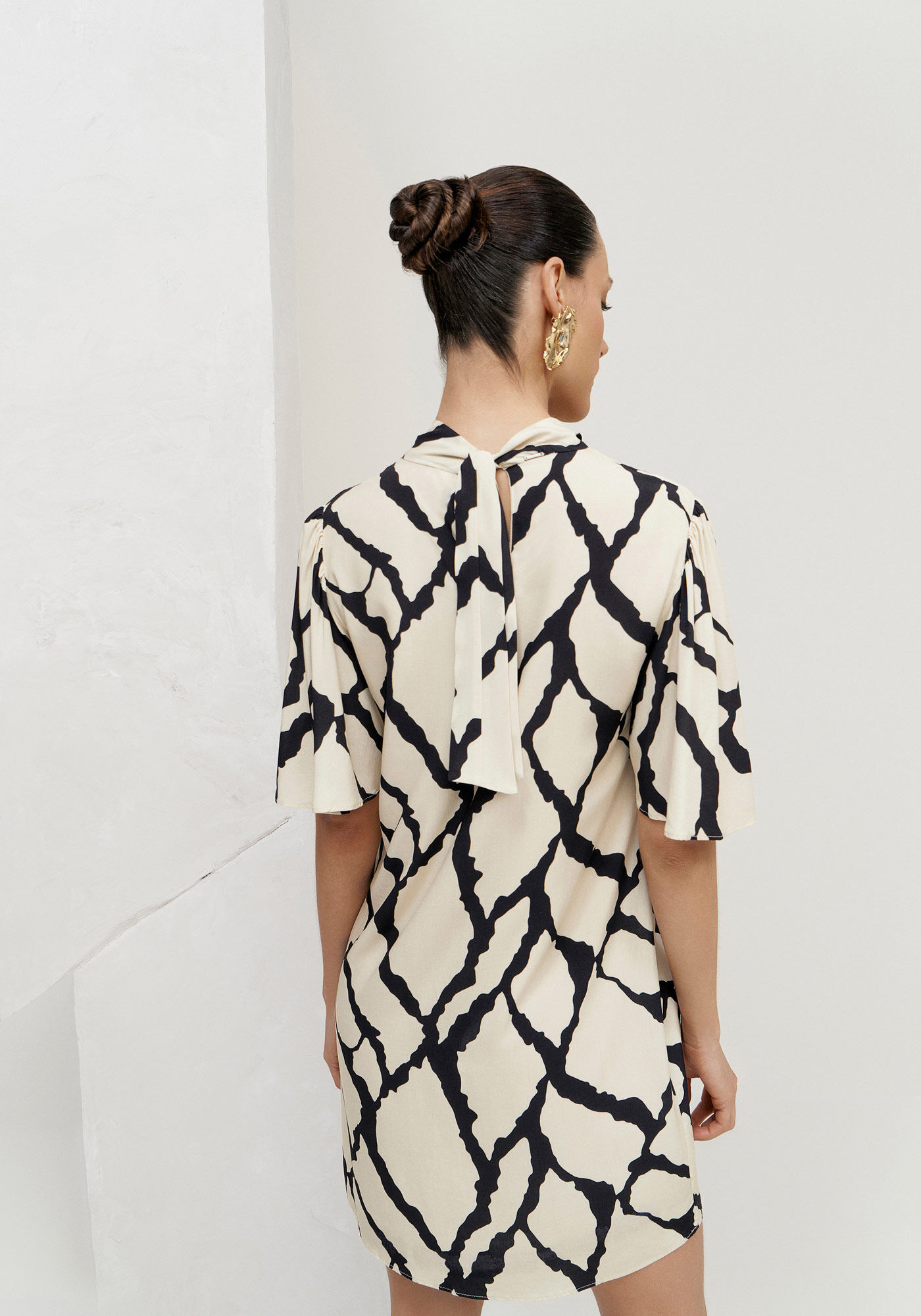 Vestido Curto Estampado em Viscose com Cut Decote, GROUND, large.