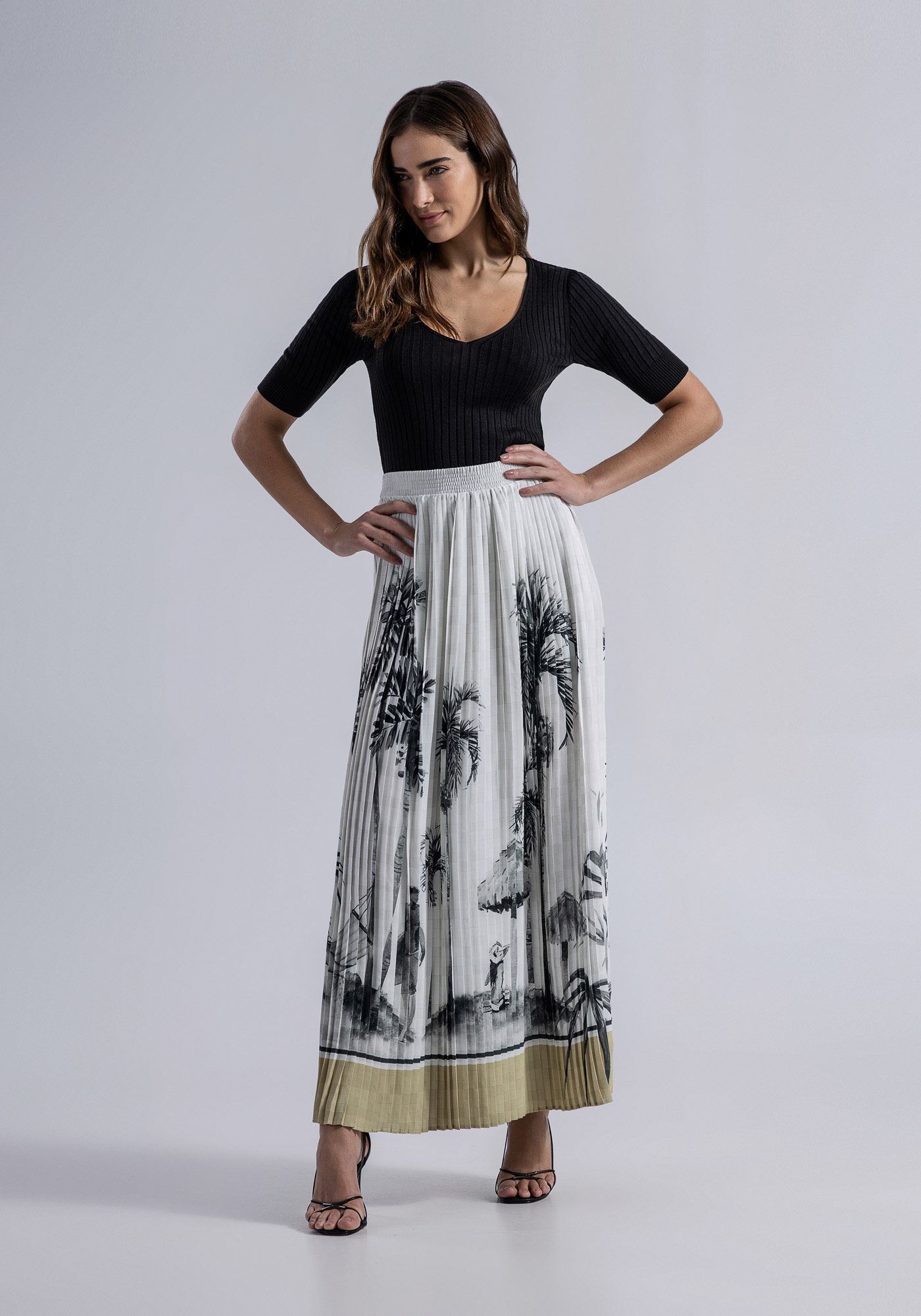 Saia longa estampada best sale com blusa preta