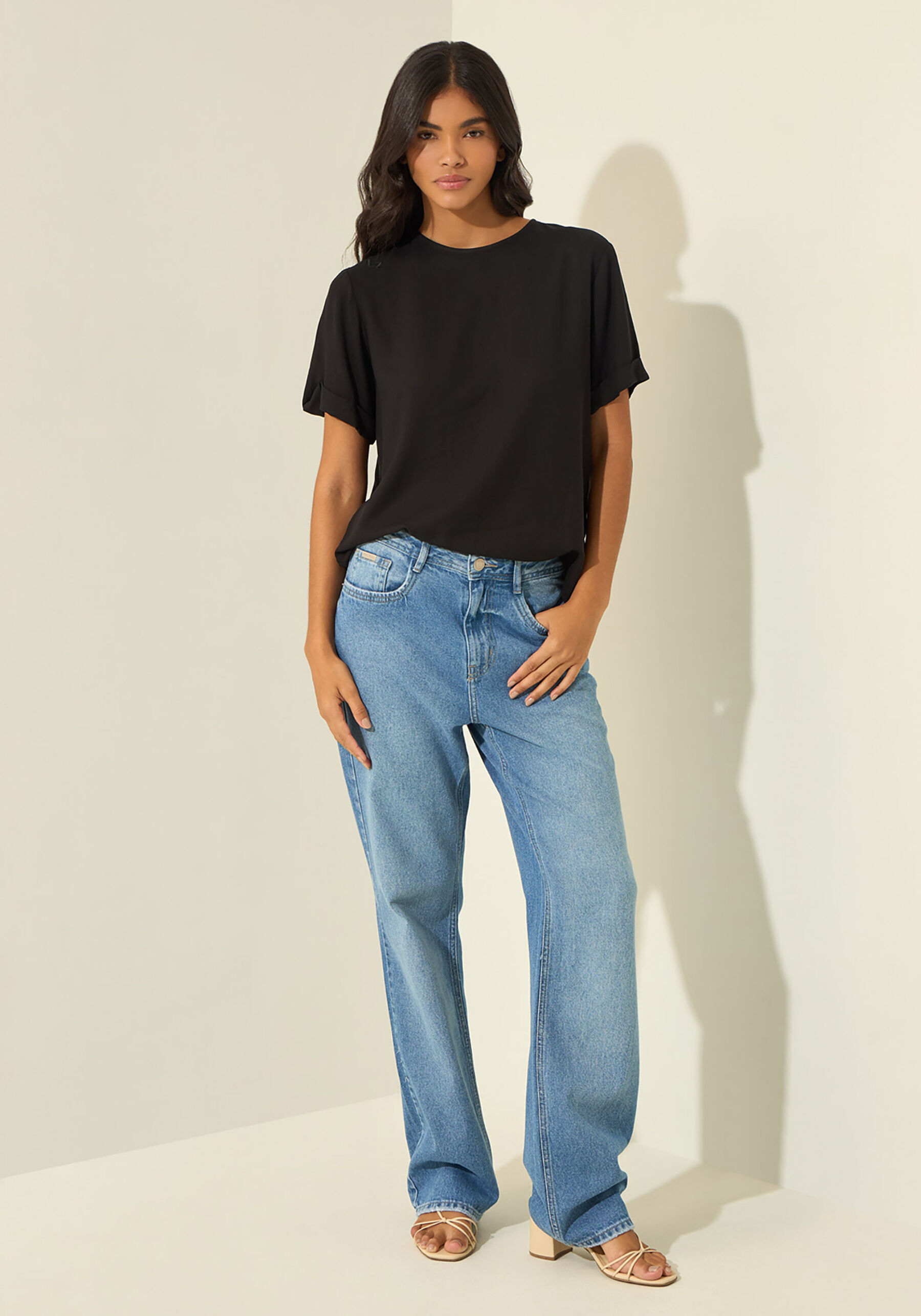 Blusa De Mangas Curtas Com Bordado Localizado Essential, PRETO. Blusa De Mangas Curtas Com Bordado Localizado Essential, PRETO, large.