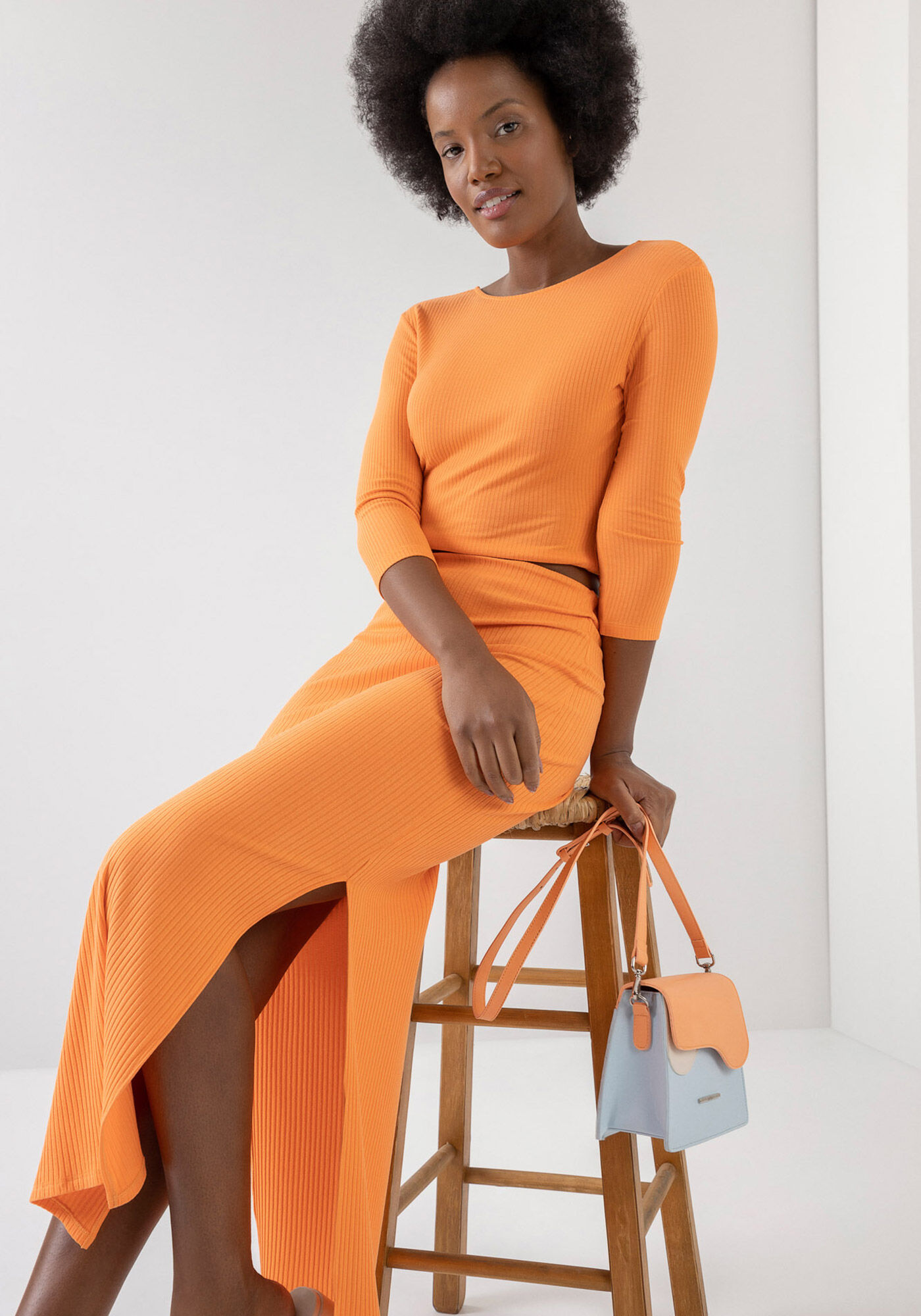 Saia Midi Canelada Justa com Fenda, LARANJA STRING, large.