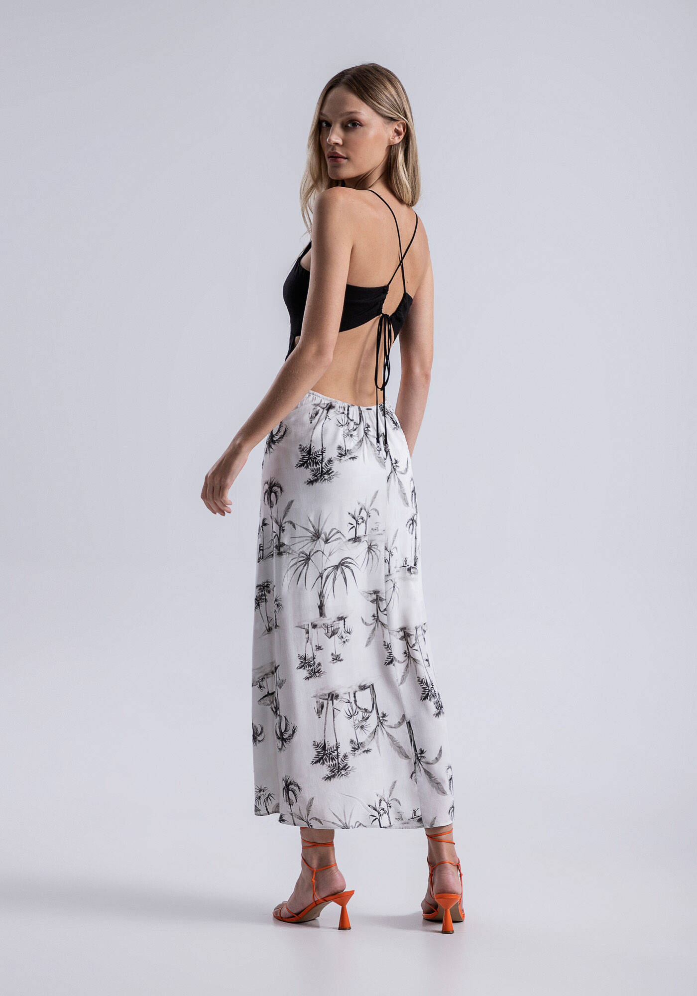 Vestido Midi em Linho e Viscose com Cut Out Lez a Lez