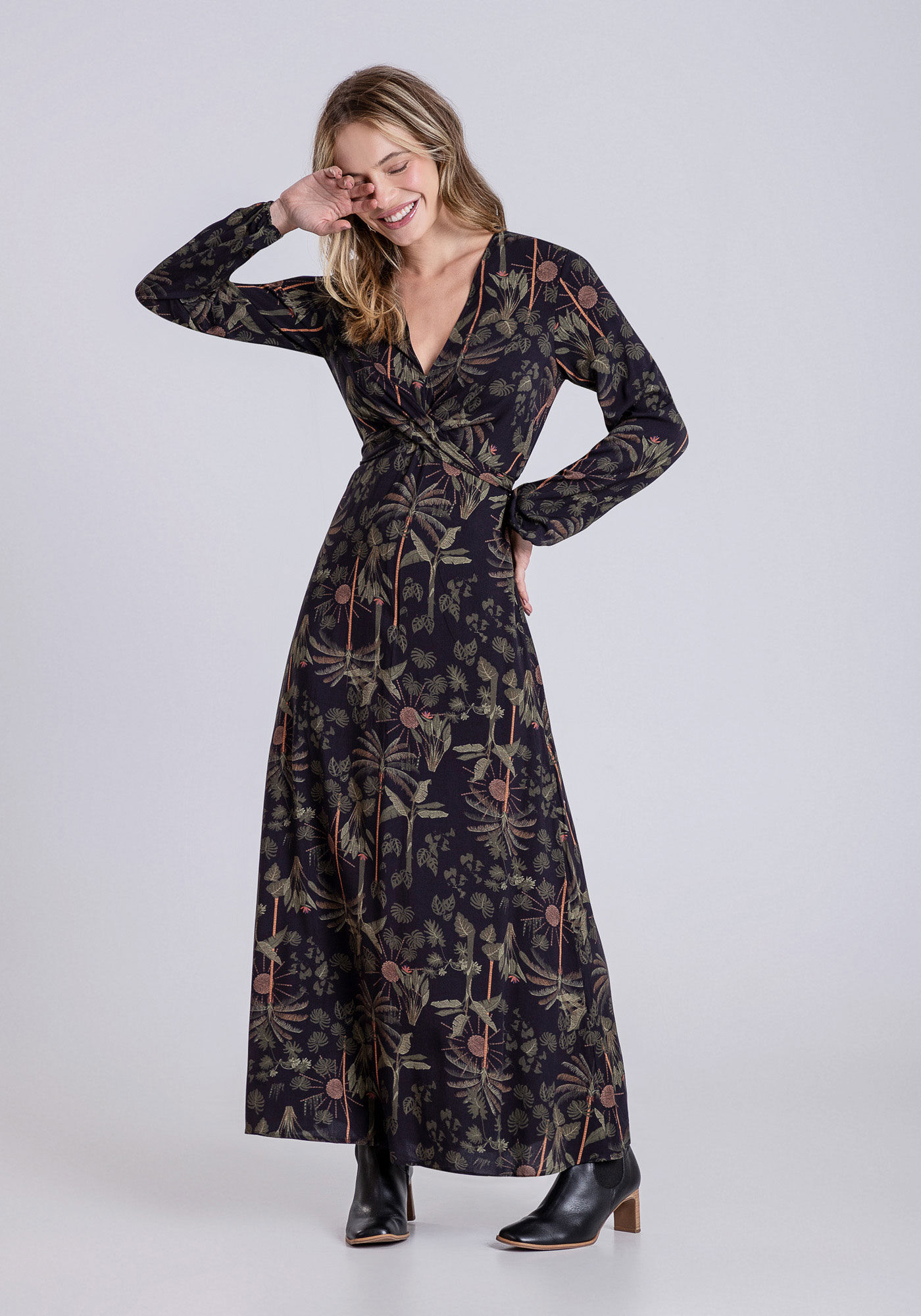Vestido longo com shop decote transpassado