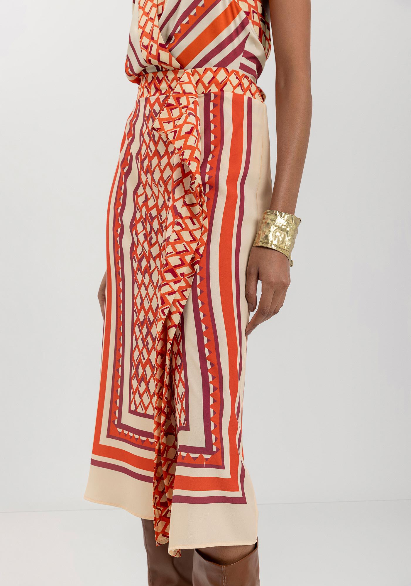 Saia Midi Estampada Com Cintura Alta E Z&iacute;per Posterior, CONTINUOUS LARANJA, large.