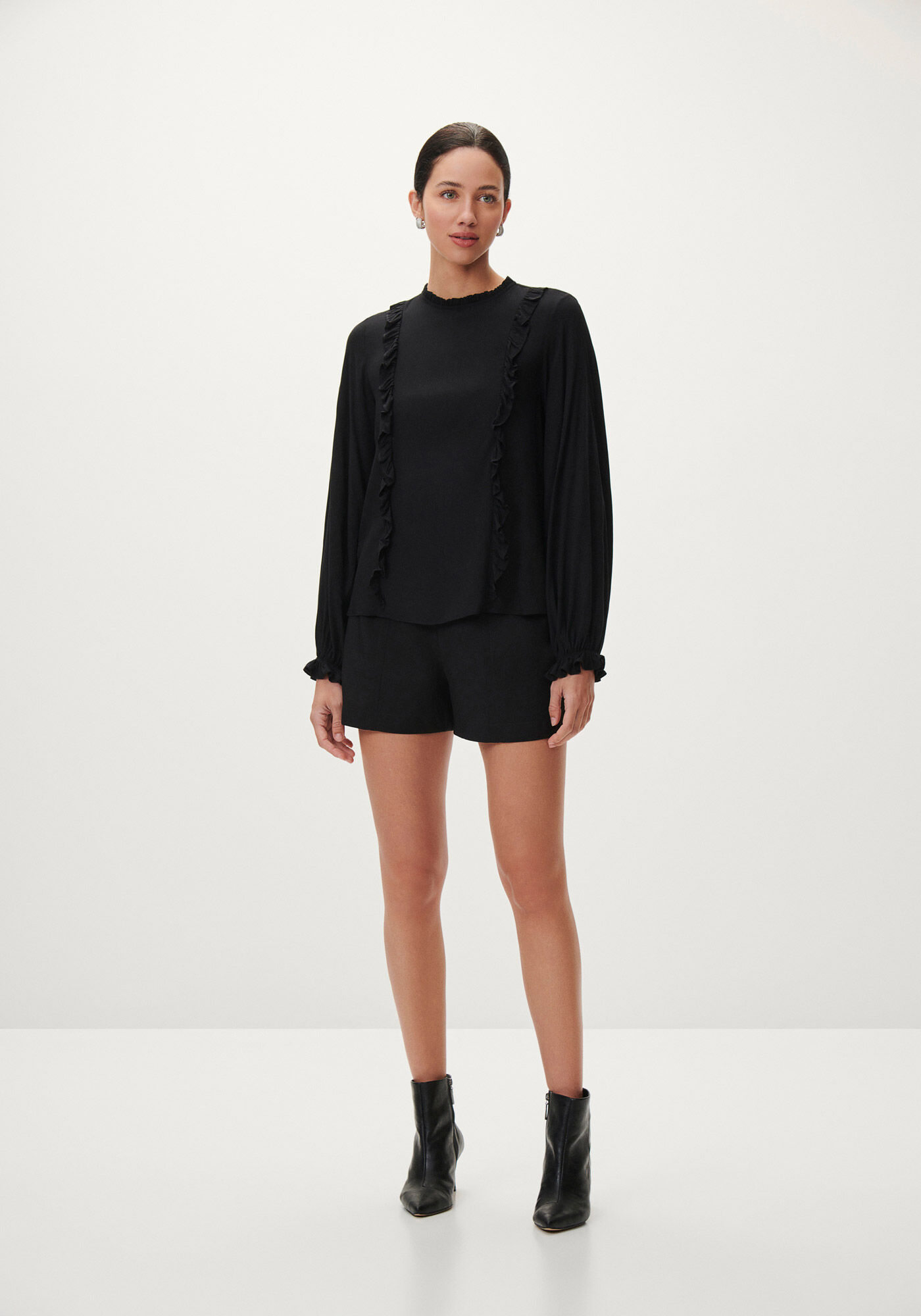 Blusa Manga Longa Bufante em Viscose com Babados, PRETO REATIVO, large.